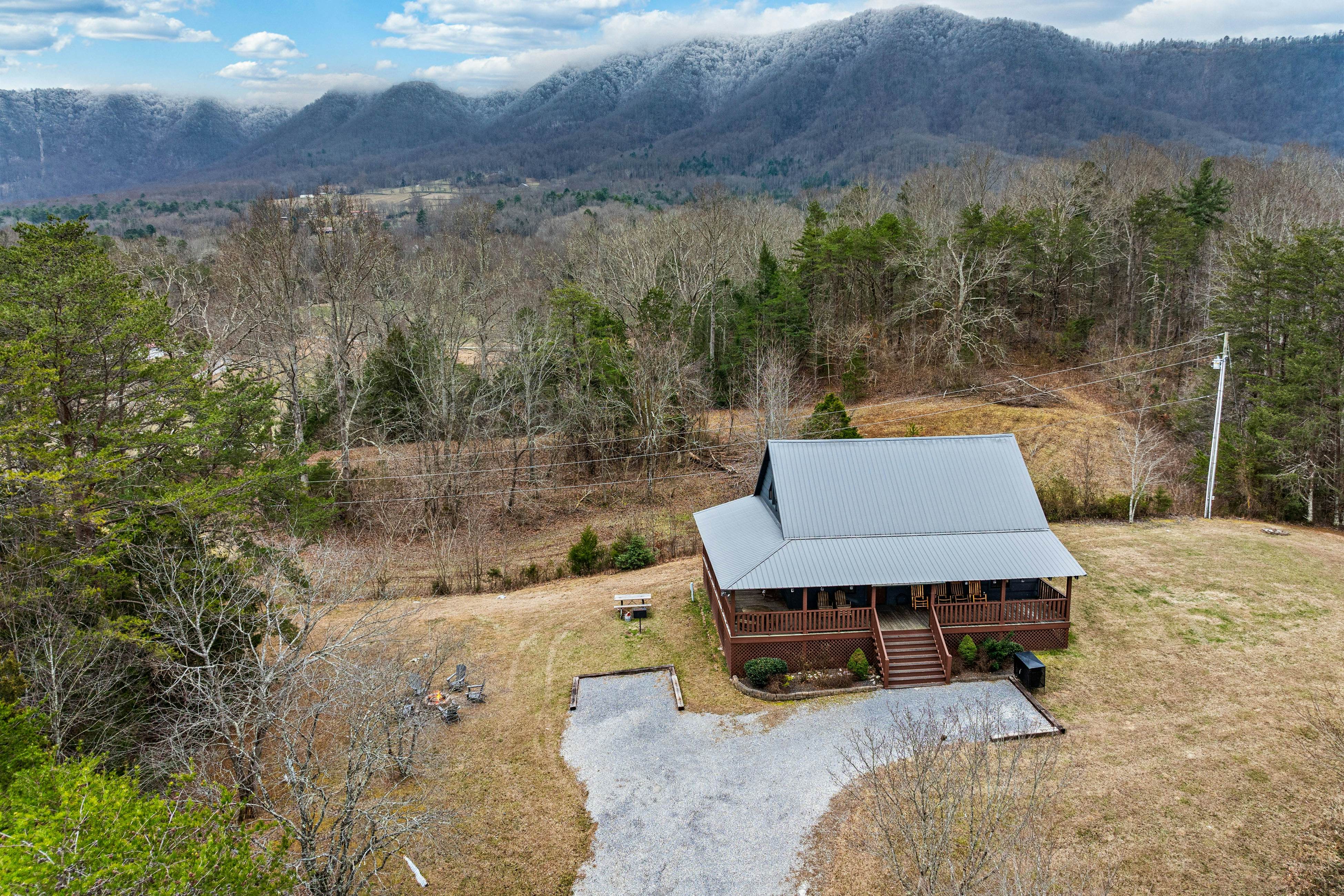 Peaceful Lodge-Style Cabin w/ Free Attraction TIckets & Private Hot Tub