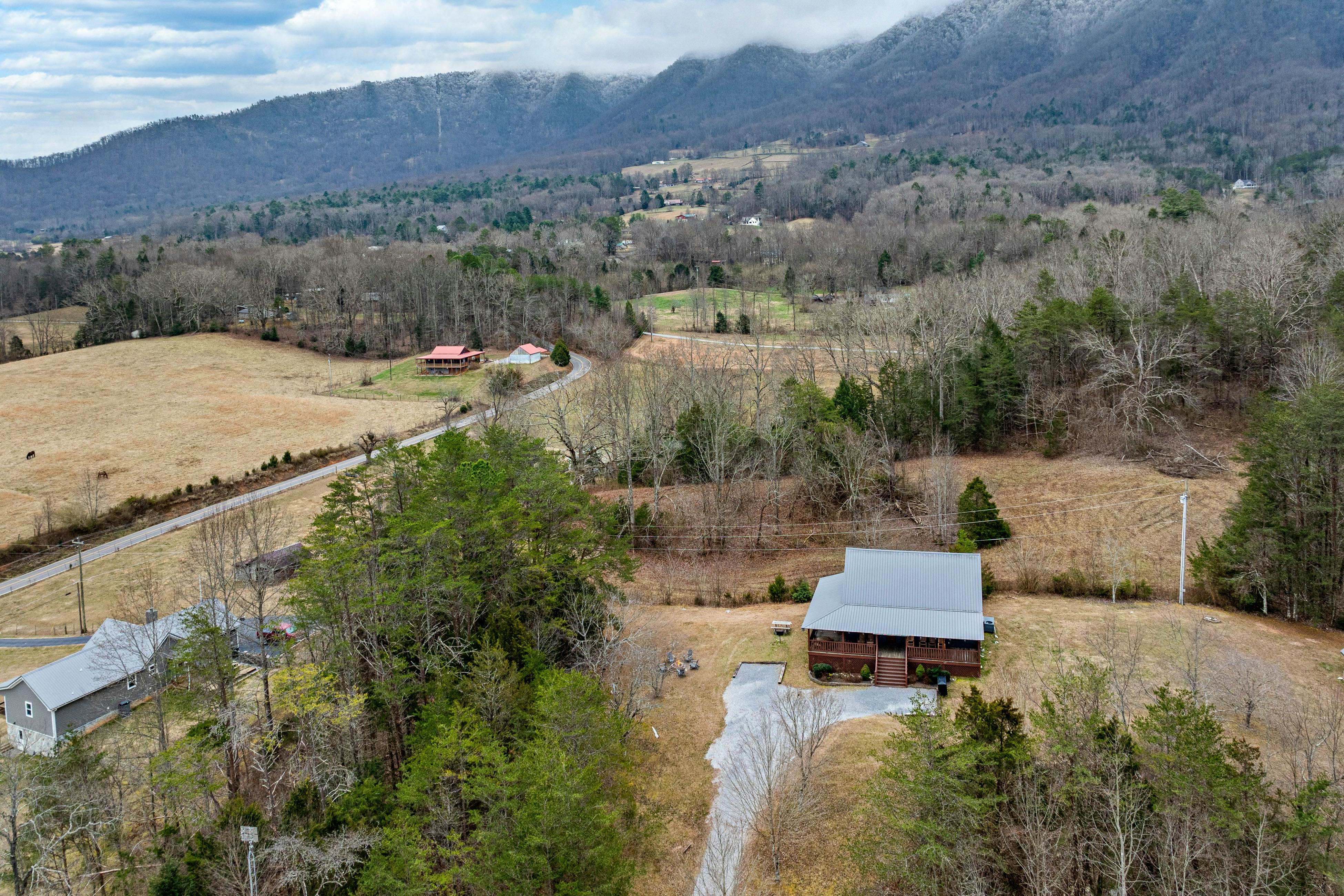 Peaceful Lodge-Style Cabin w/ Free Attraction TIckets & Private Hot Tub