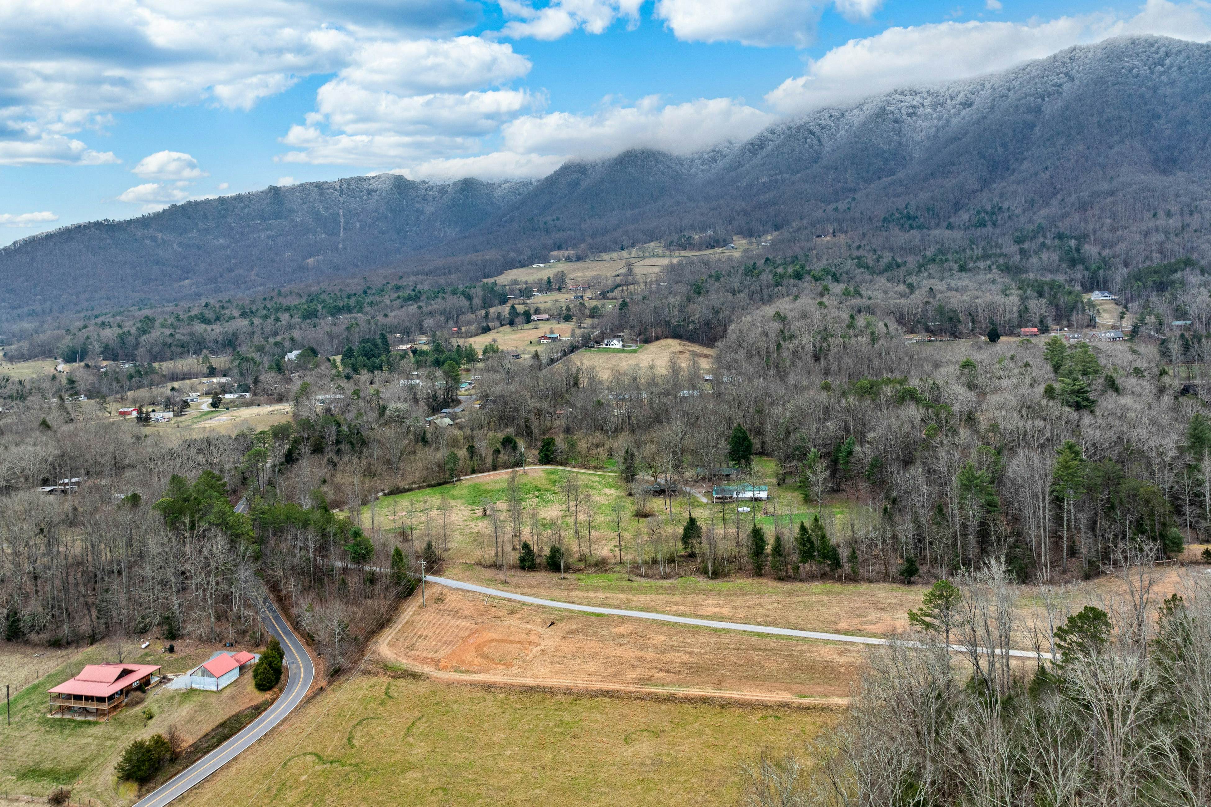 Peaceful Lodge-Style Cabin w/ Free Attraction TIckets & Private Hot Tub