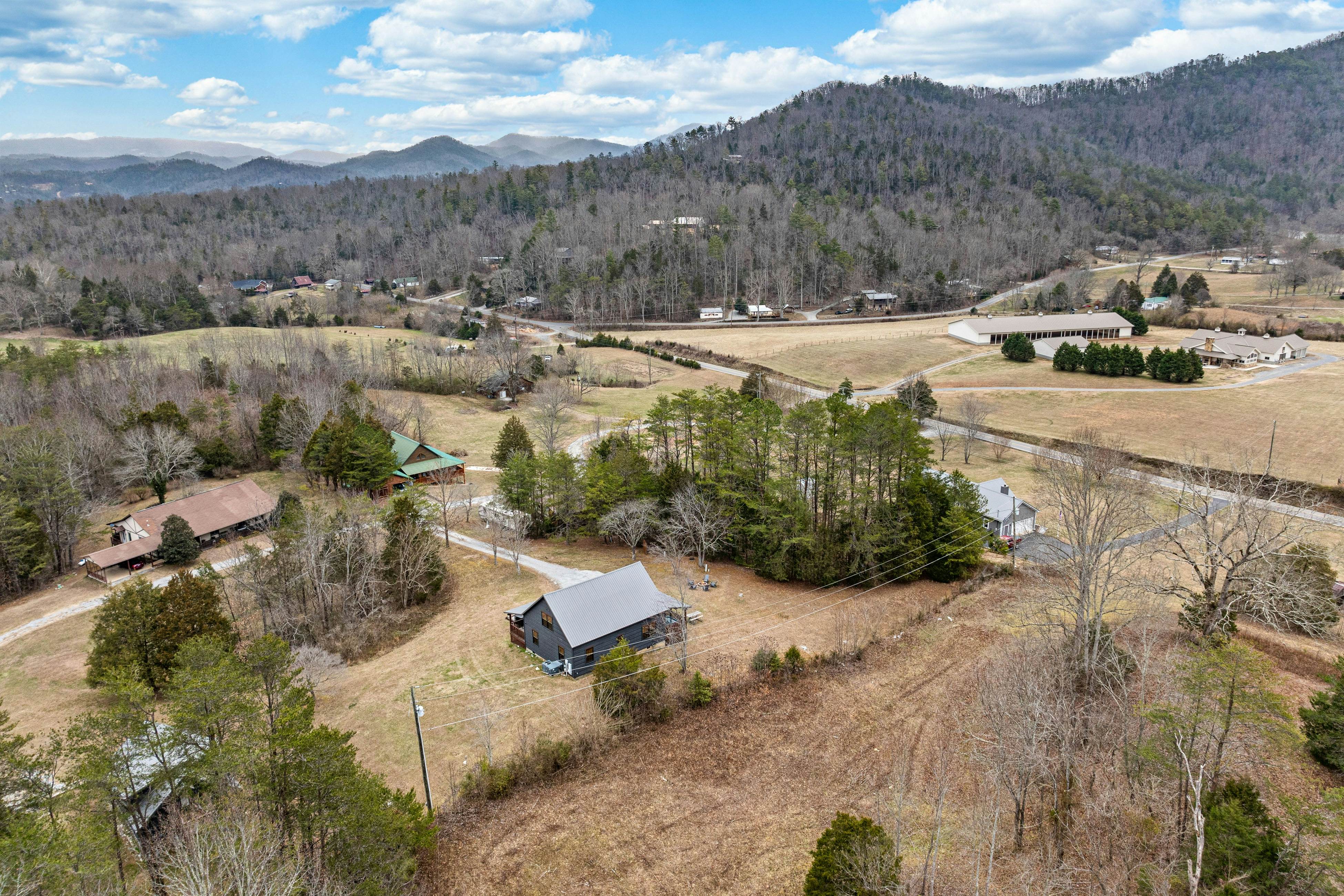 Peaceful Lodge-Style Cabin w/ Free Attraction TIckets & Private Hot Tub