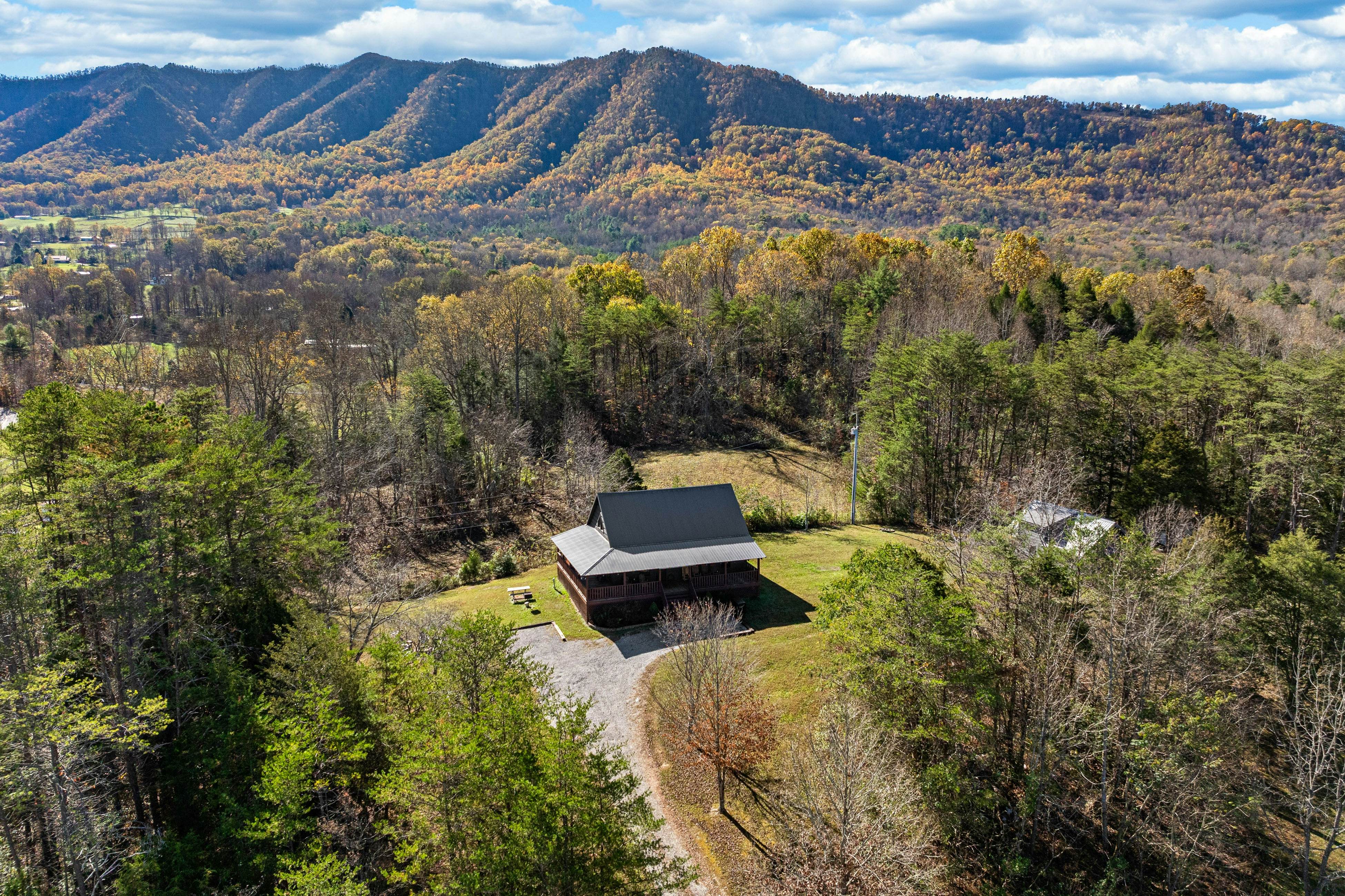 Peaceful Lodge-Style Cabin w/ Free Attraction TIckets & Private Hot Tub