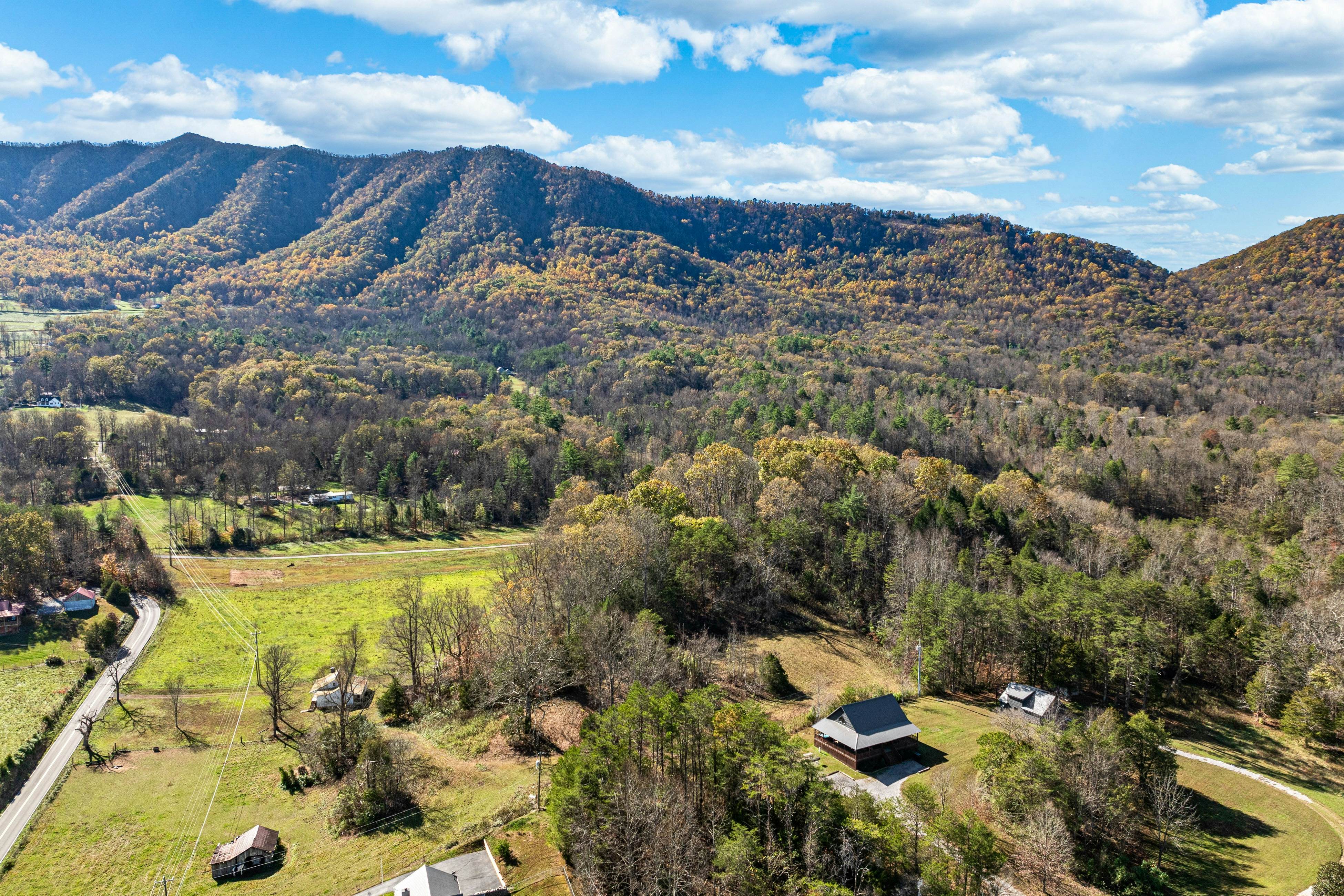 Peaceful Lodge-Style Cabin w/ Free Attraction TIckets & Private Hot Tub