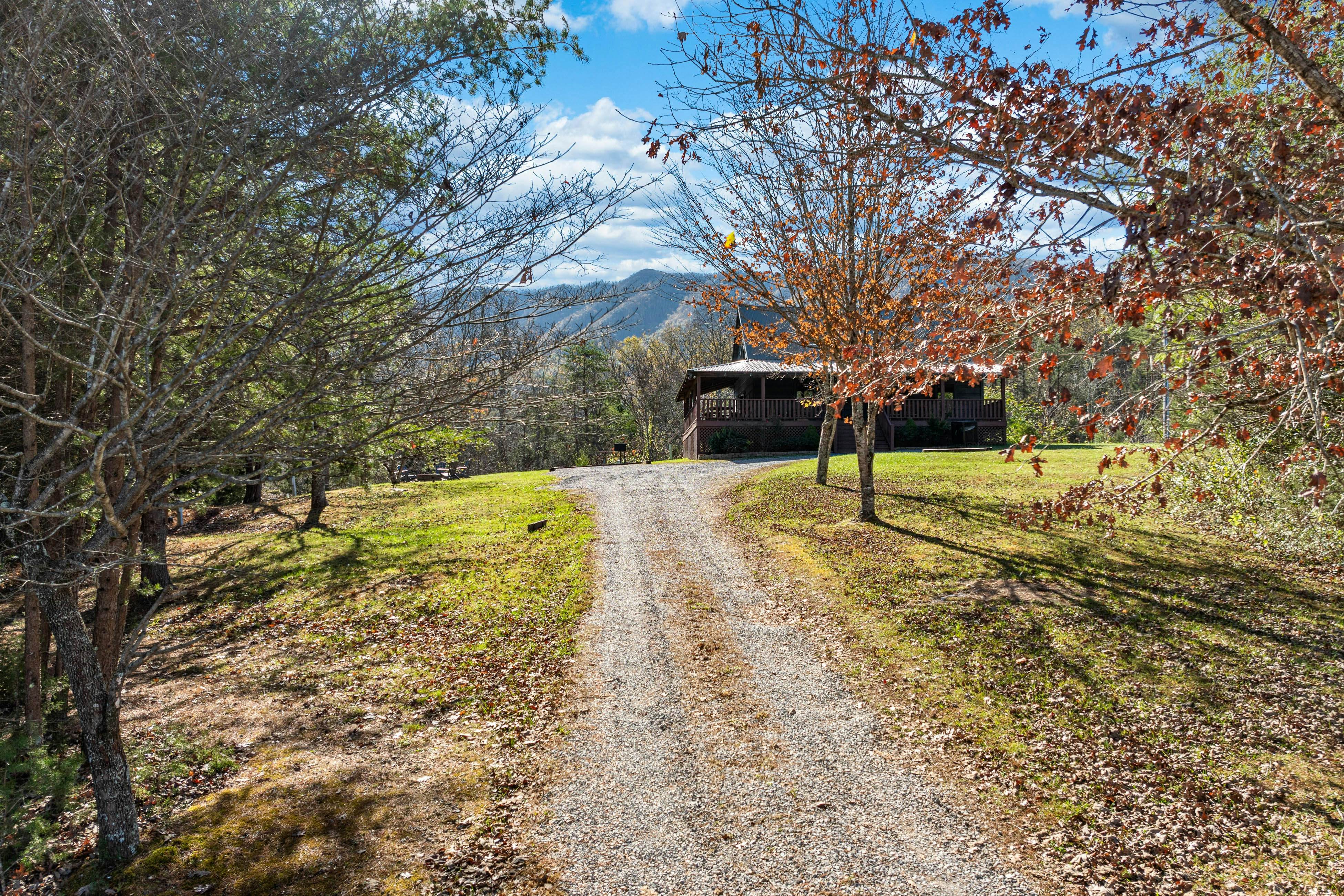 Peaceful Lodge-Style Cabin w/ Free Attraction TIckets & Private Hot Tub