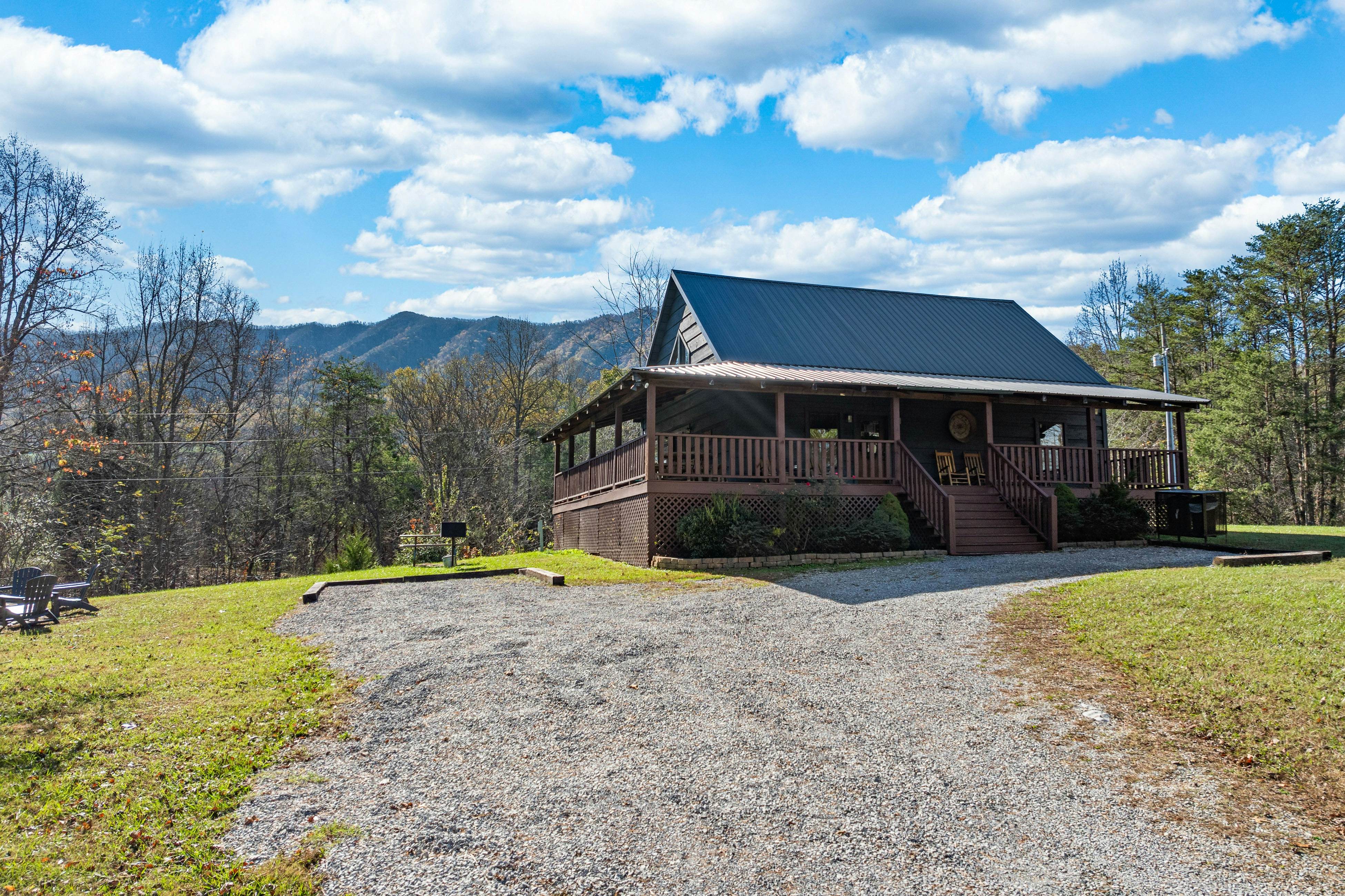 Peaceful Lodge-Style Cabin w/ Free Attraction TIckets & Private Hot Tub