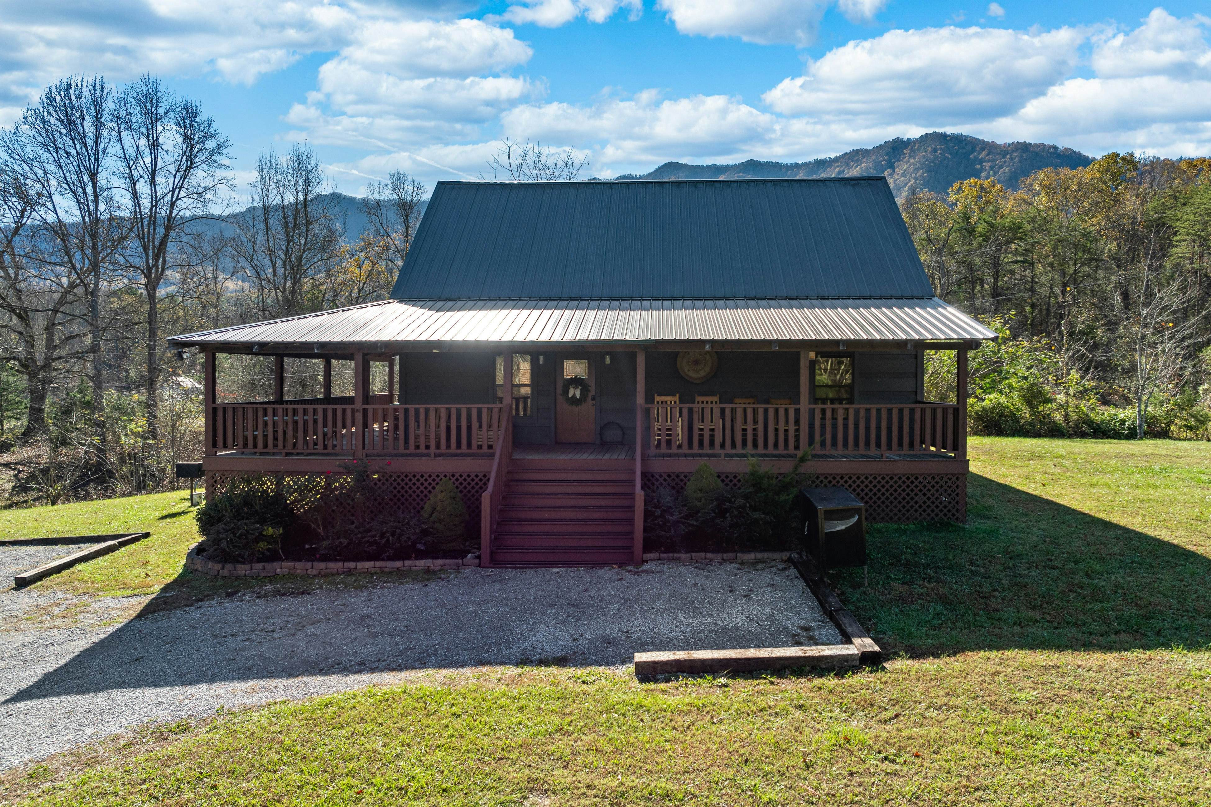 Peaceful Lodge-Style Cabin w/ Free Attraction TIckets & Private Hot Tub