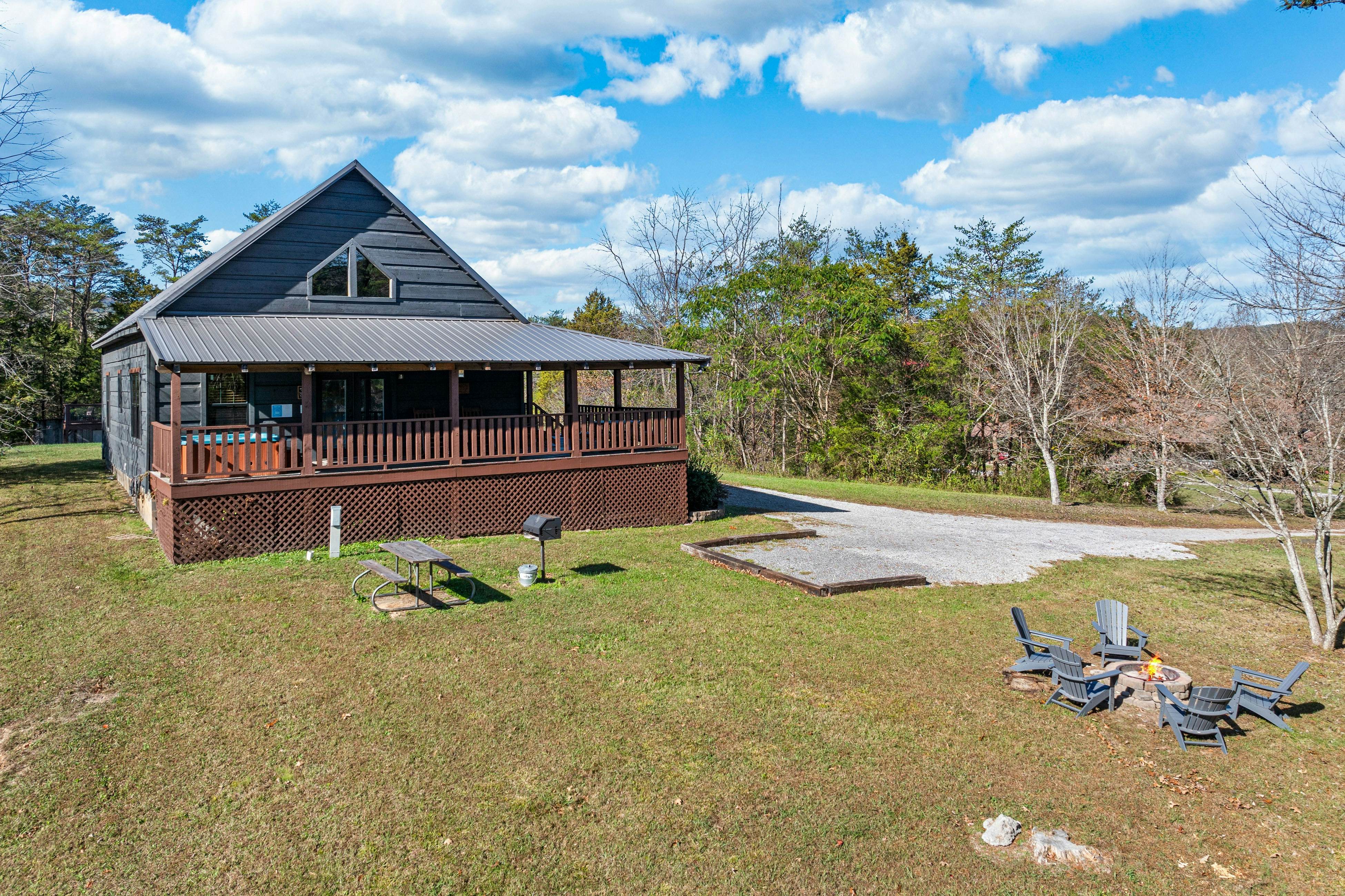 Peaceful Lodge-Style Cabin w/ Free Attraction TIckets & Private Hot Tub