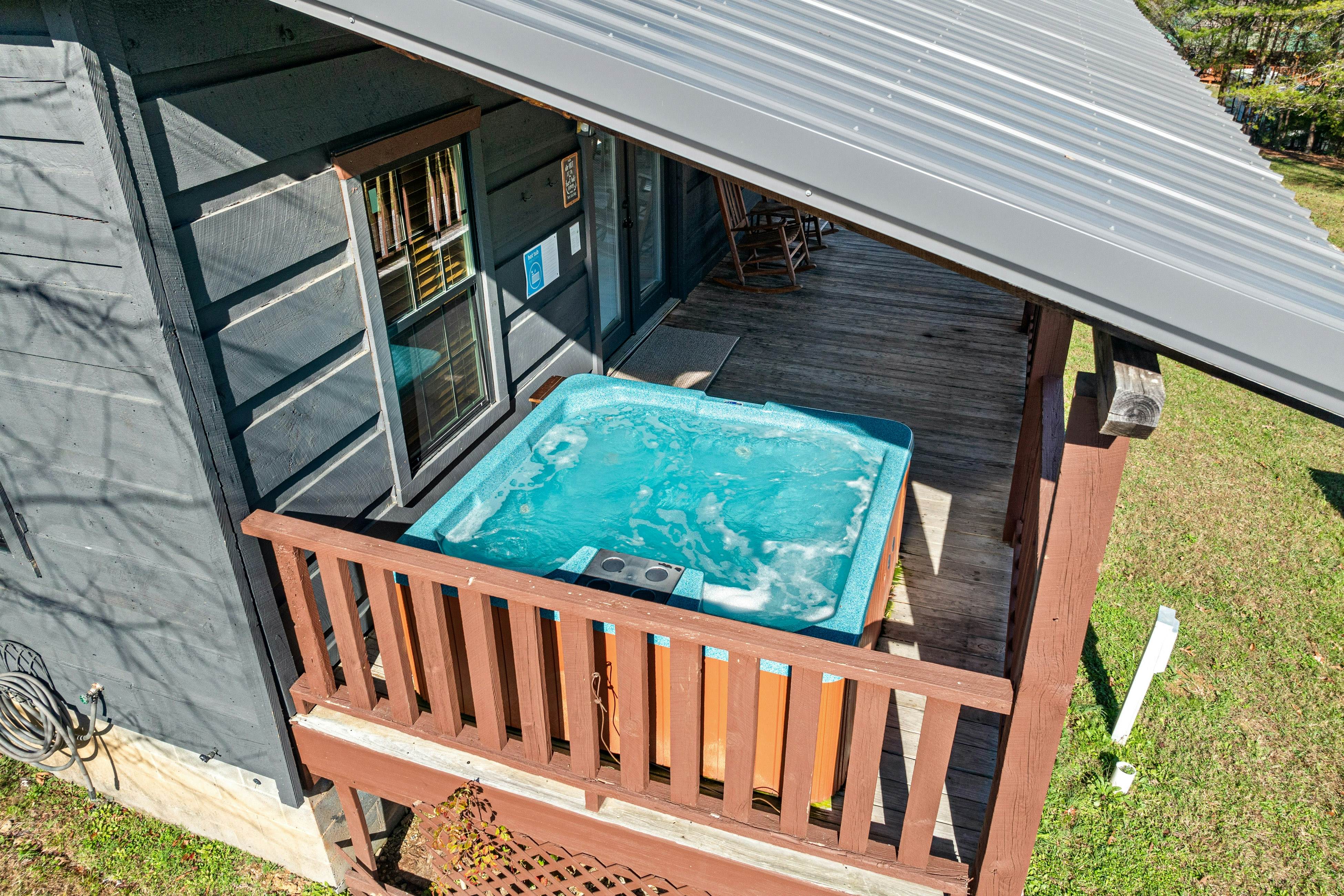 Peaceful Lodge-Style Cabin w/ Free Attraction TIckets & Private Hot Tub