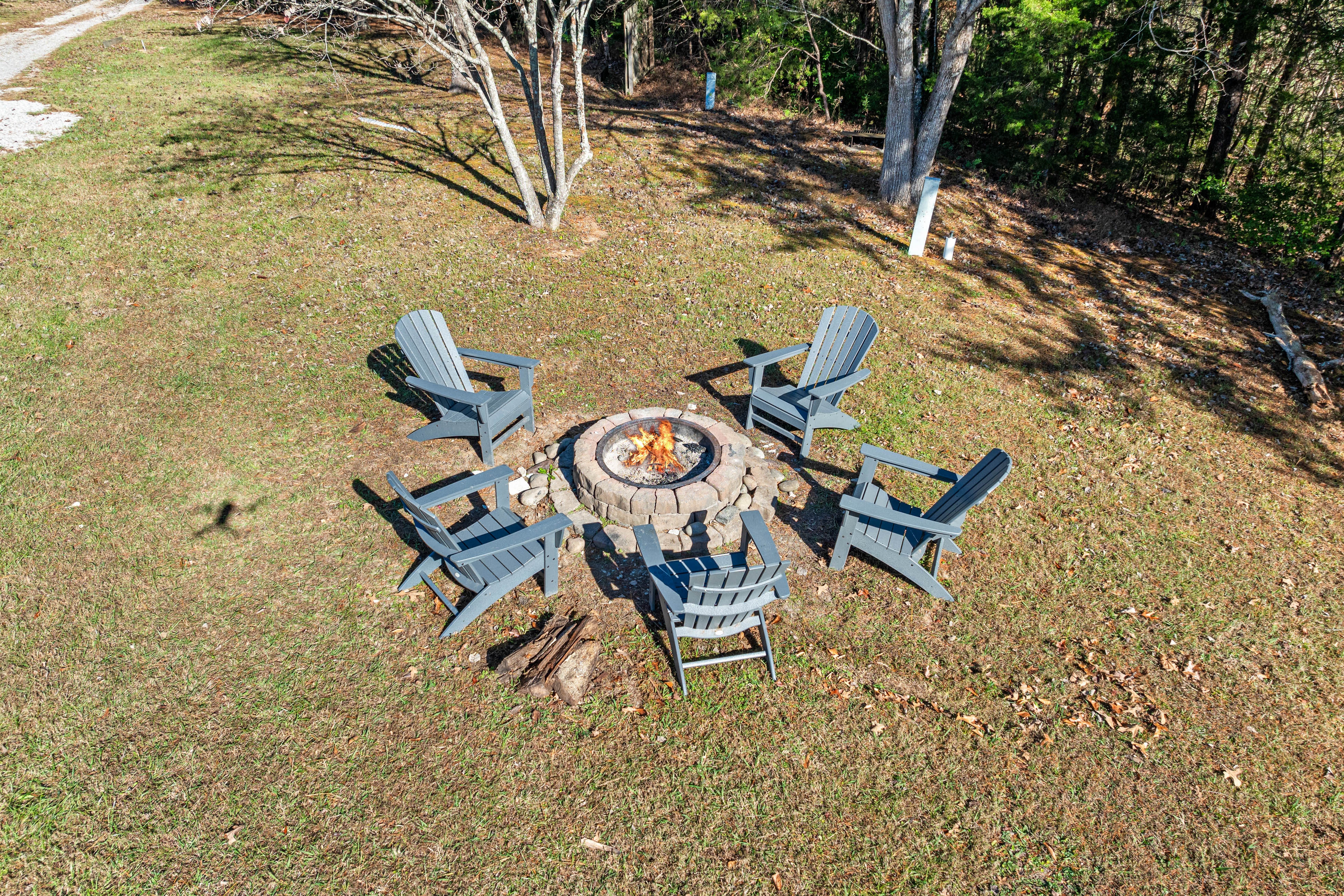 Serene Lodge Style Cabin, Sleeps 9・Hot Tub・Firepit