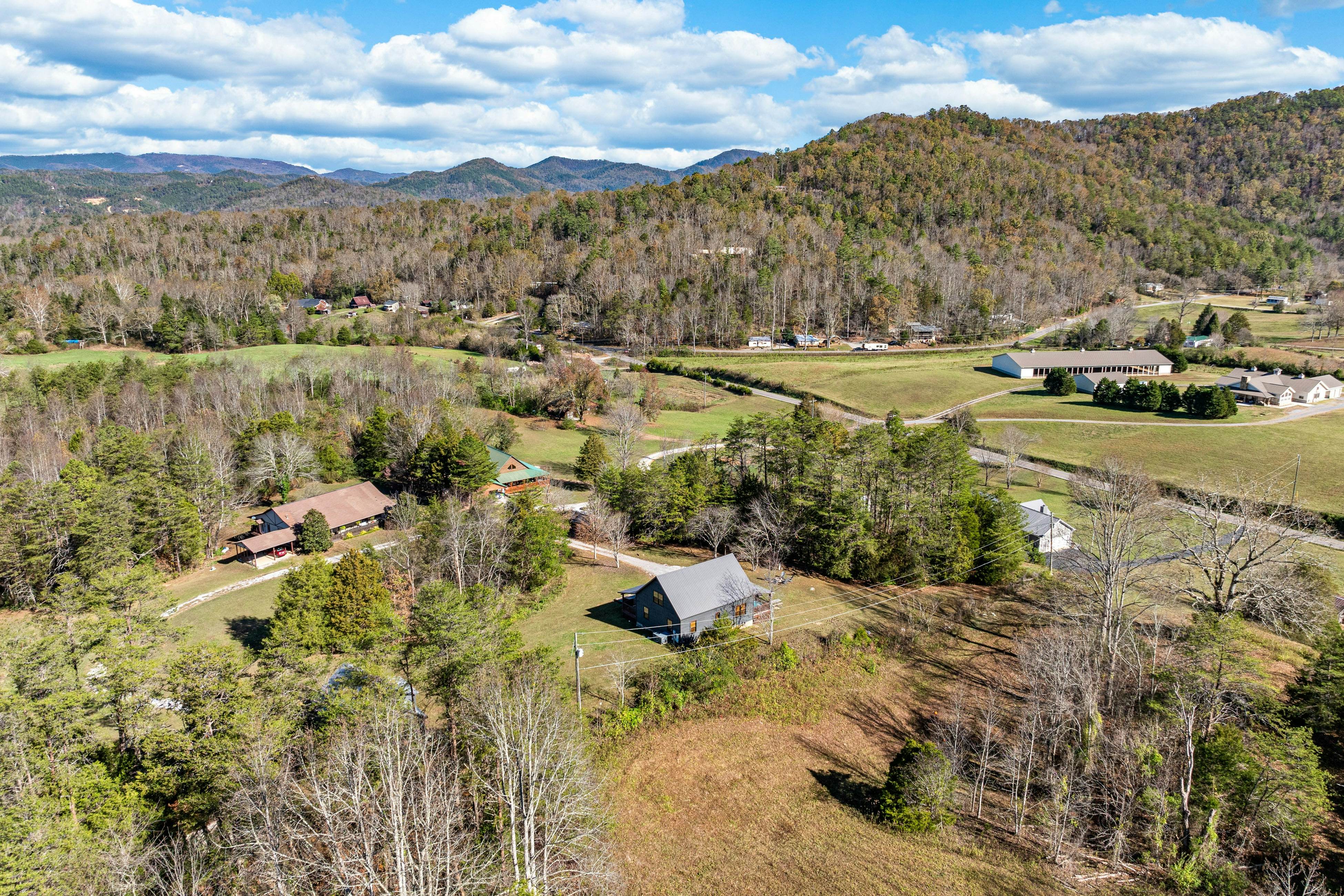 Peaceful Lodge-Style Cabin w/ Free Attraction TIckets & Private Hot Tub