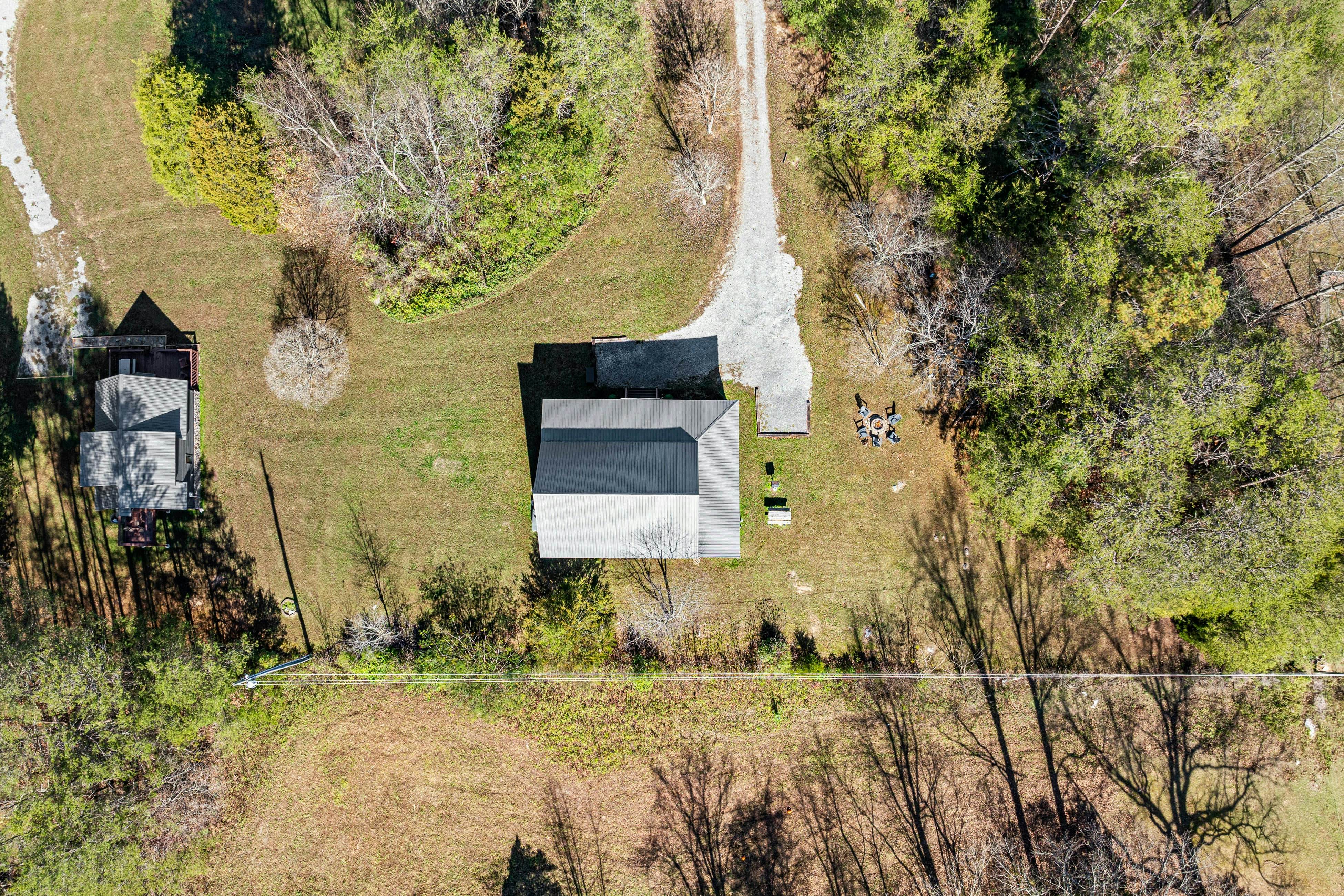 Peaceful Lodge-Style Cabin w/ Free Attraction TIckets & Private Hot Tub