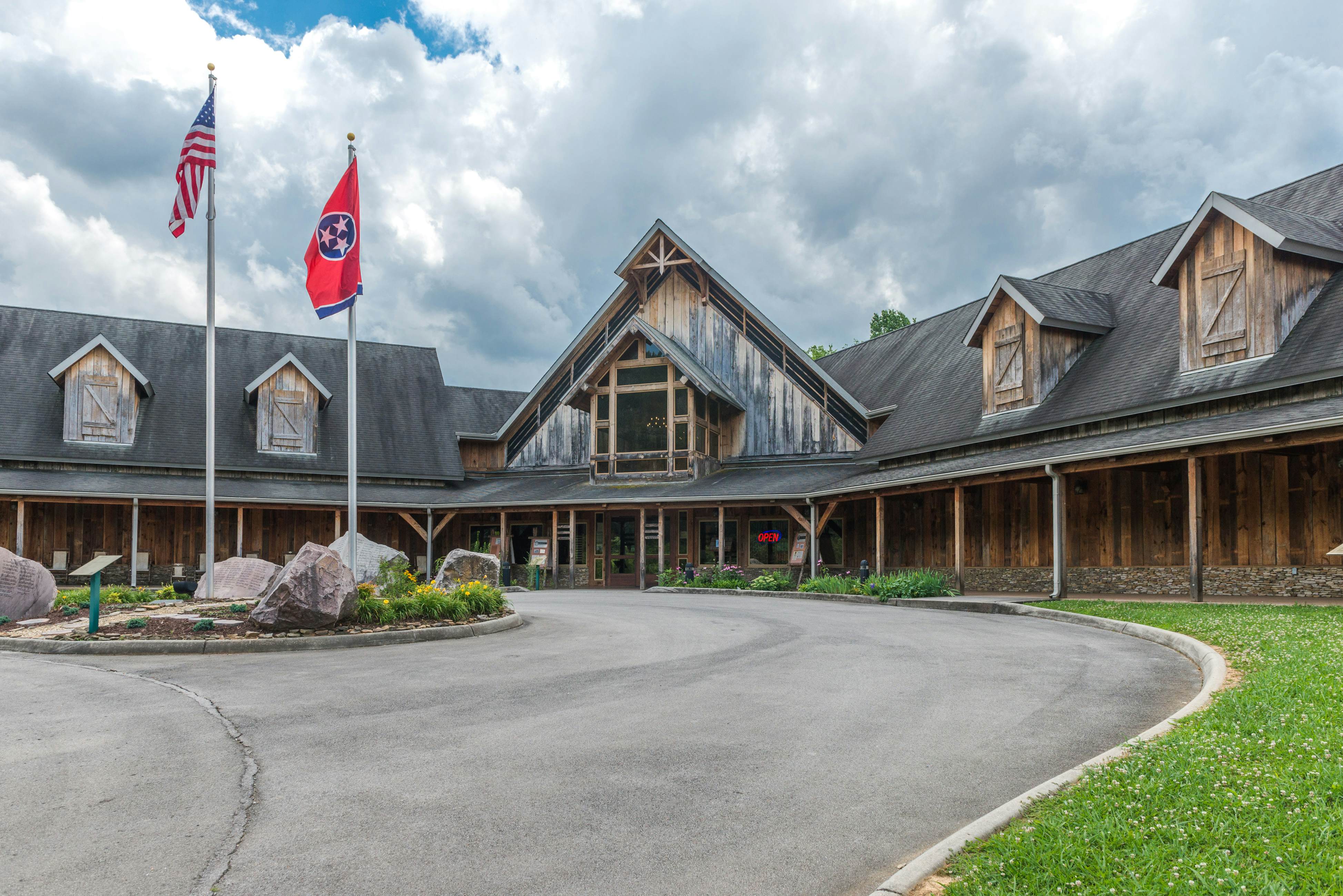 Peaceful Lodge-Style Cabin w/ Free Attraction TIckets & Private Hot Tub