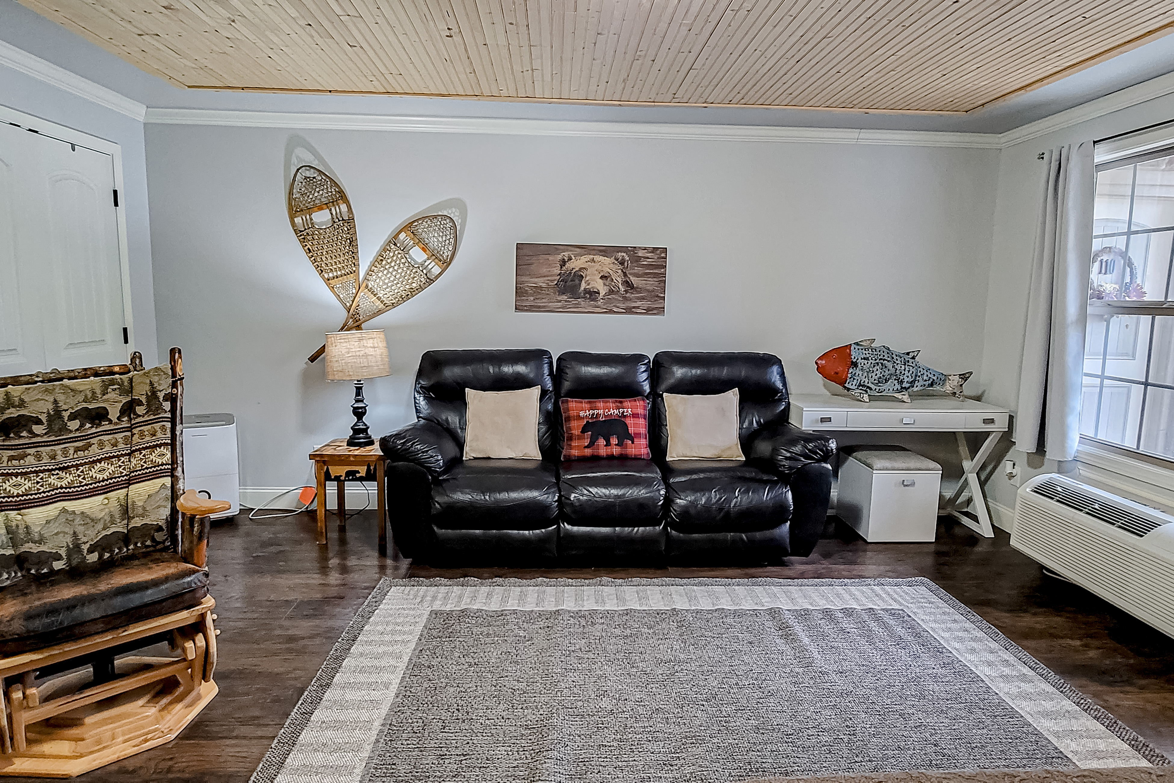 Stylish Riverfront Gem, Sleeps 2・Near Town/Hiking