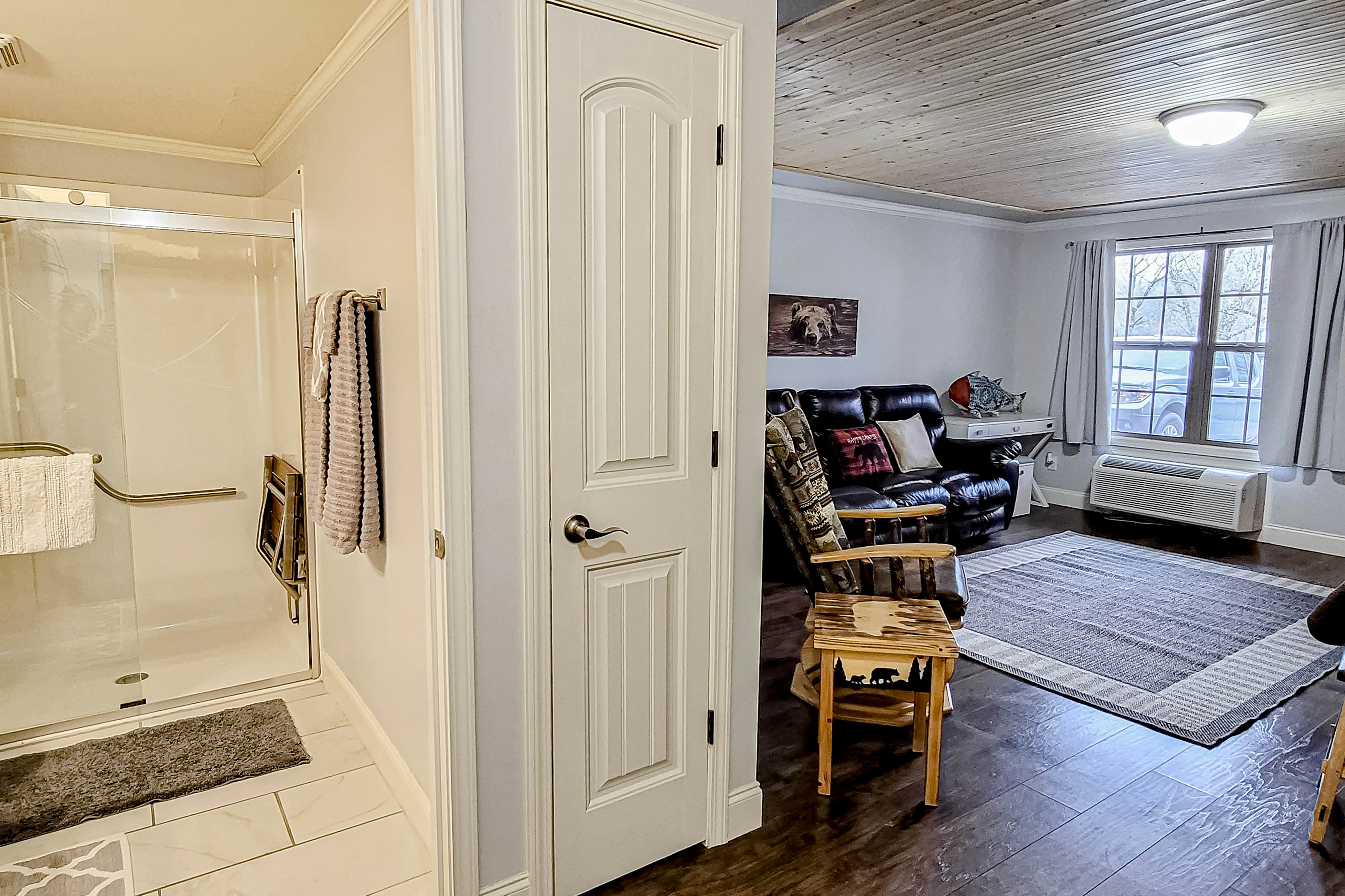 Stylish riverfront gem w/ Free Attraction TIckets & pool, near town/hiking