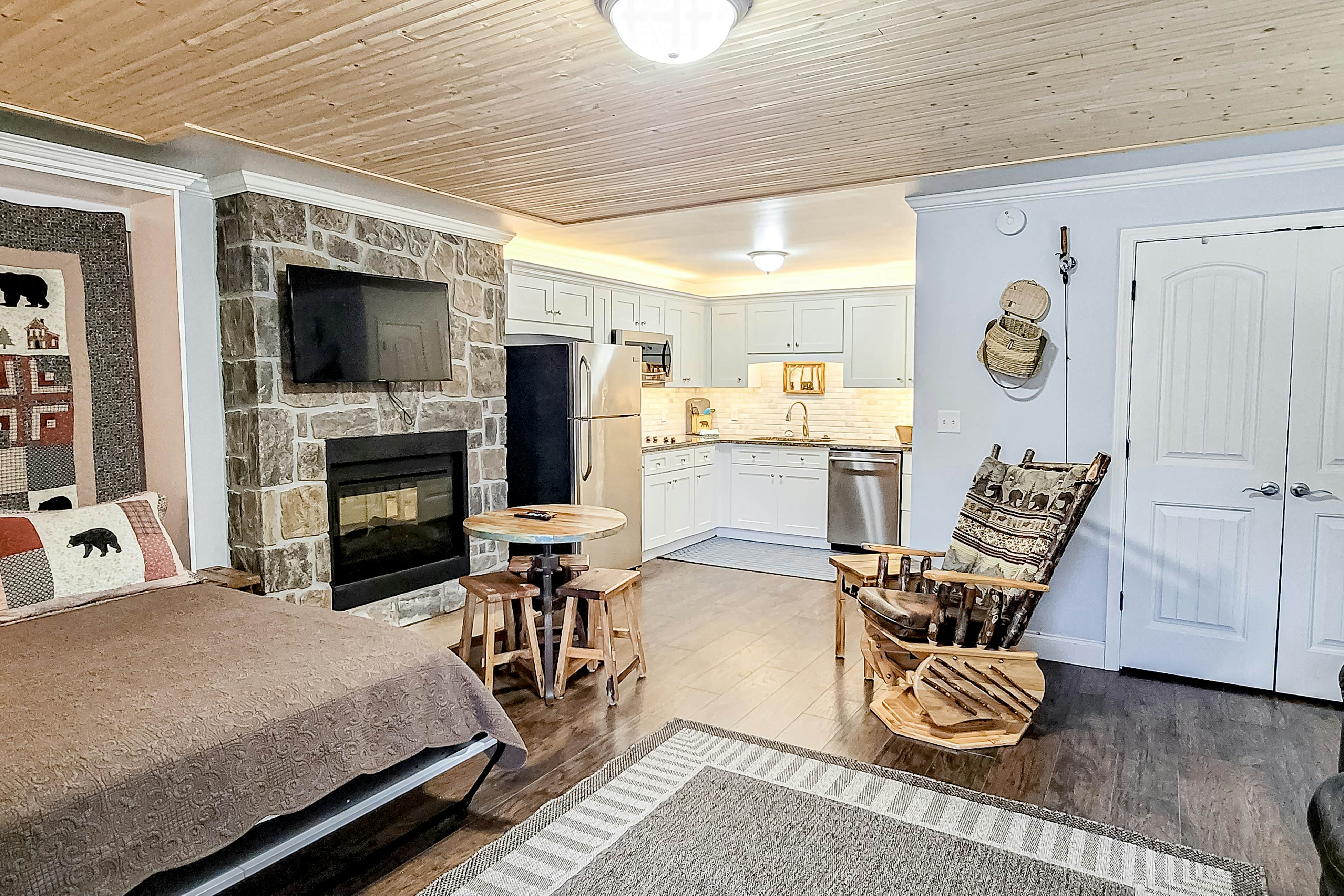 Stylish riverfront gem w/ Free Attraction TIckets & pool, near town/hiking