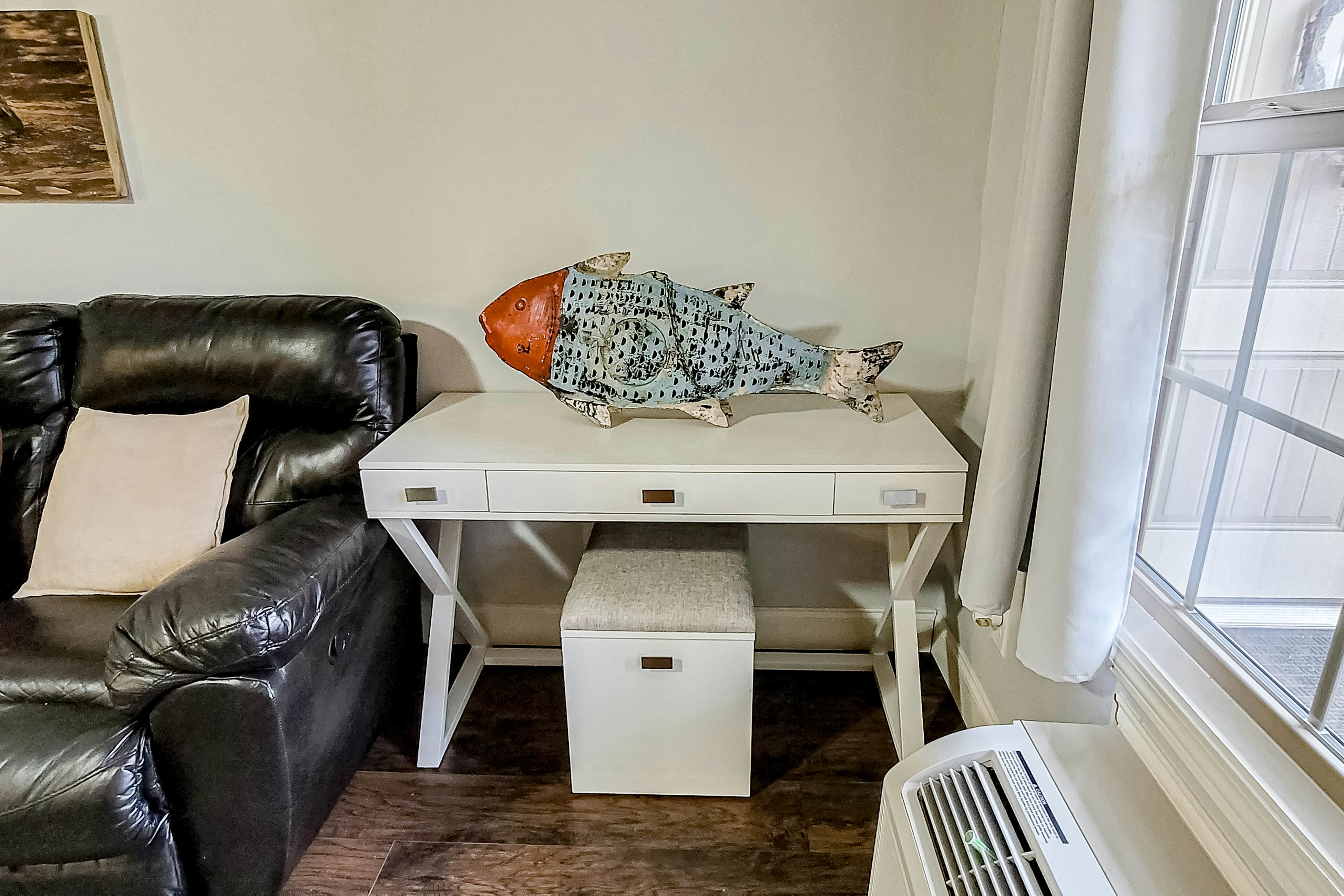 Stylish riverfront gem w/ Free Attraction TIckets & pool, near town/hiking