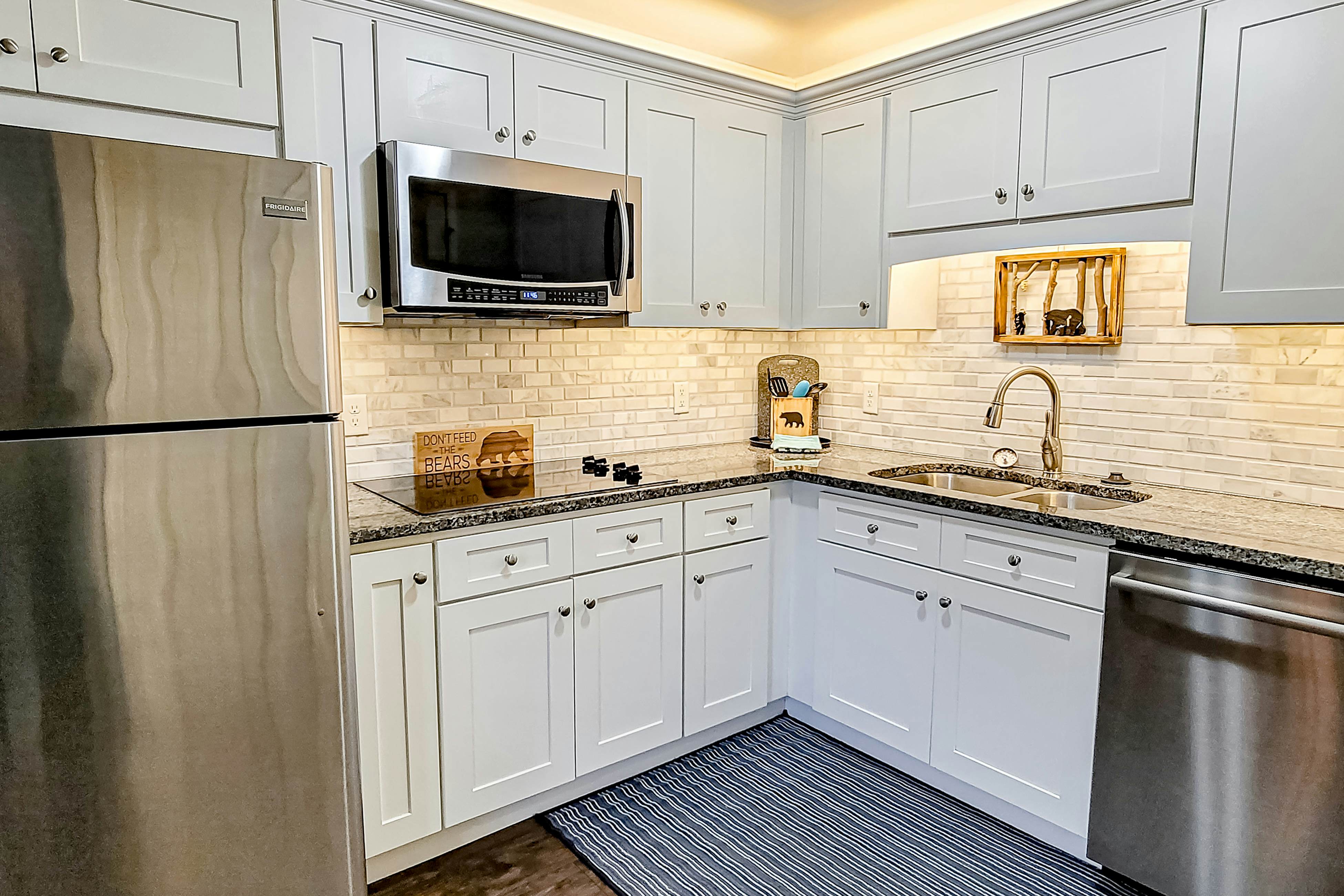 Stylish riverfront gem w/ Free Attraction TIckets & pool, near town/hiking