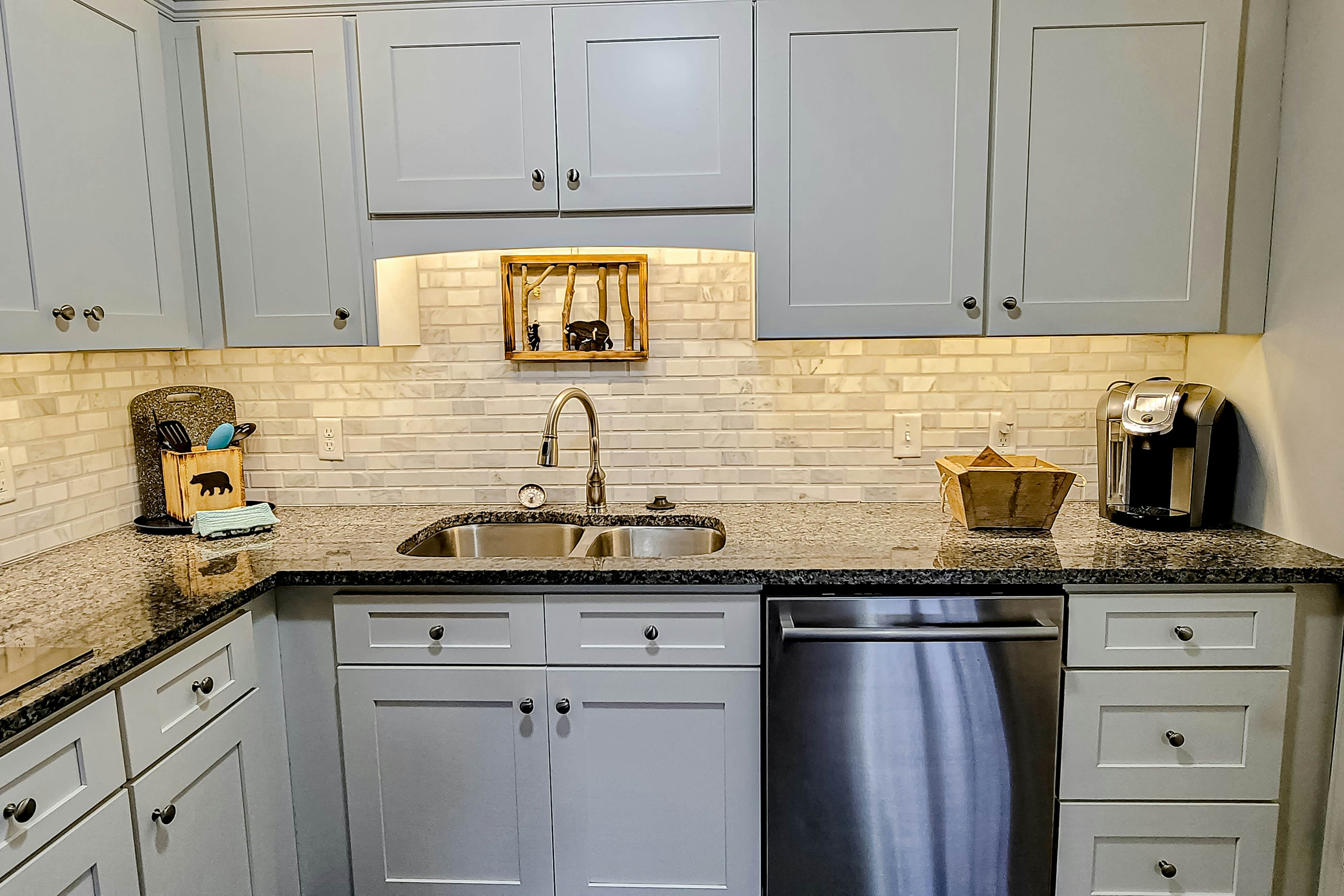 Stylish riverfront gem w/ Free Attraction TIckets & pool, near town/hiking