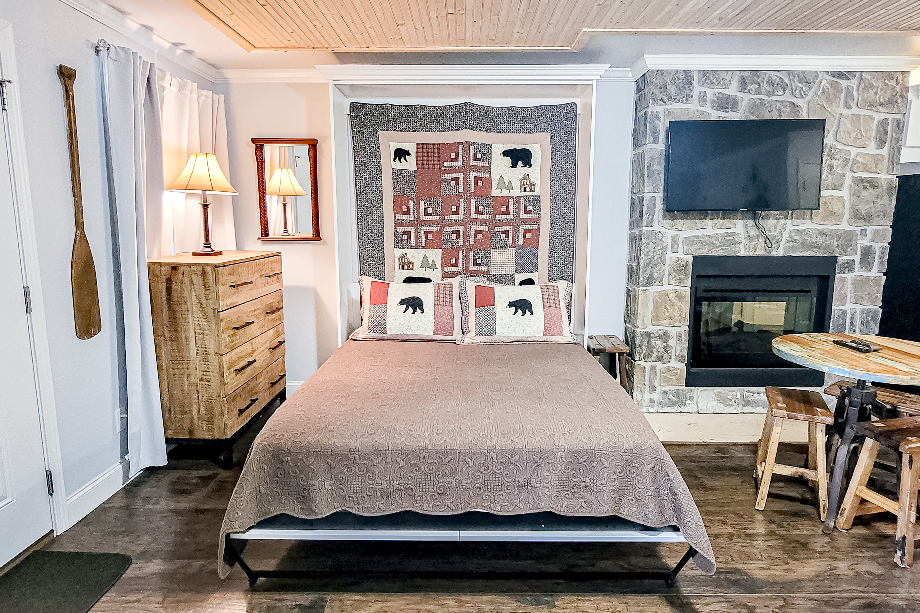 Stylish Riverfront Gem, Sleeps 2・Near Town/Hiking