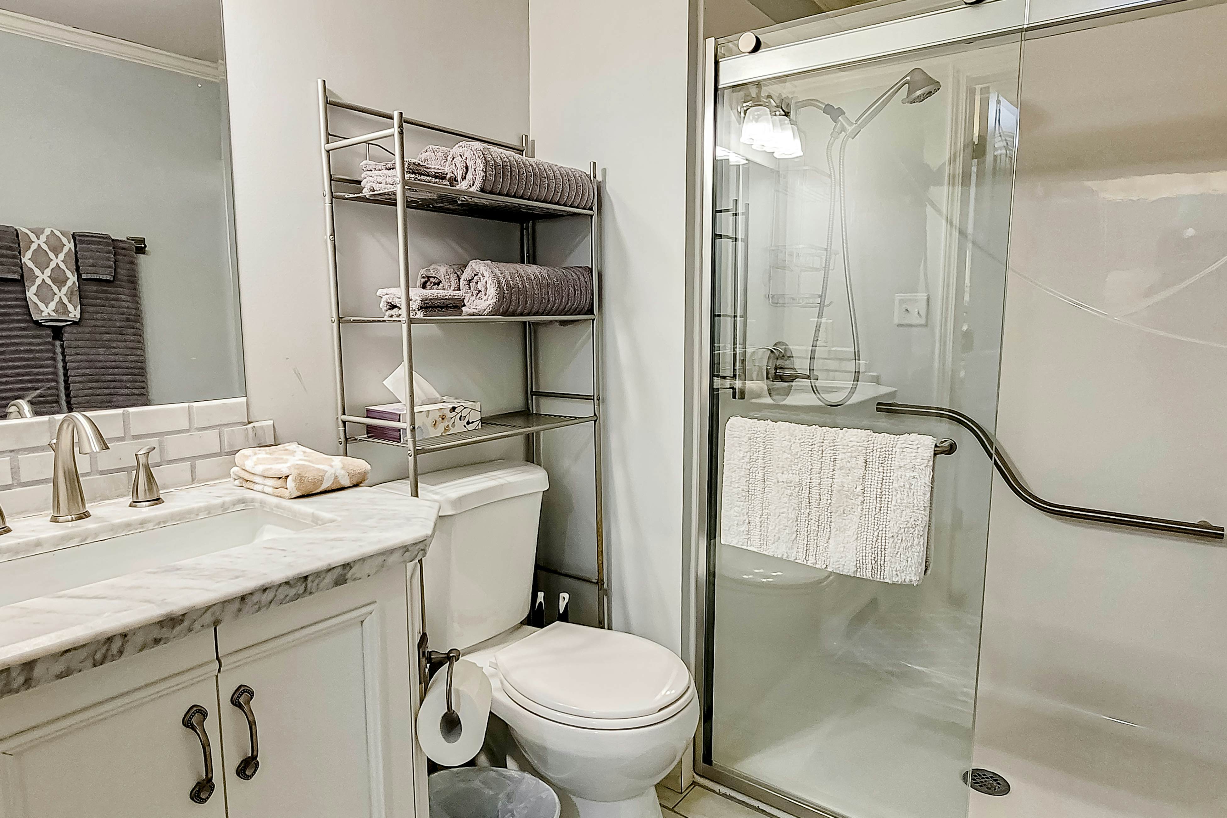 Stylish riverfront gem w/ Free Attraction TIckets & pool, near town/hiking