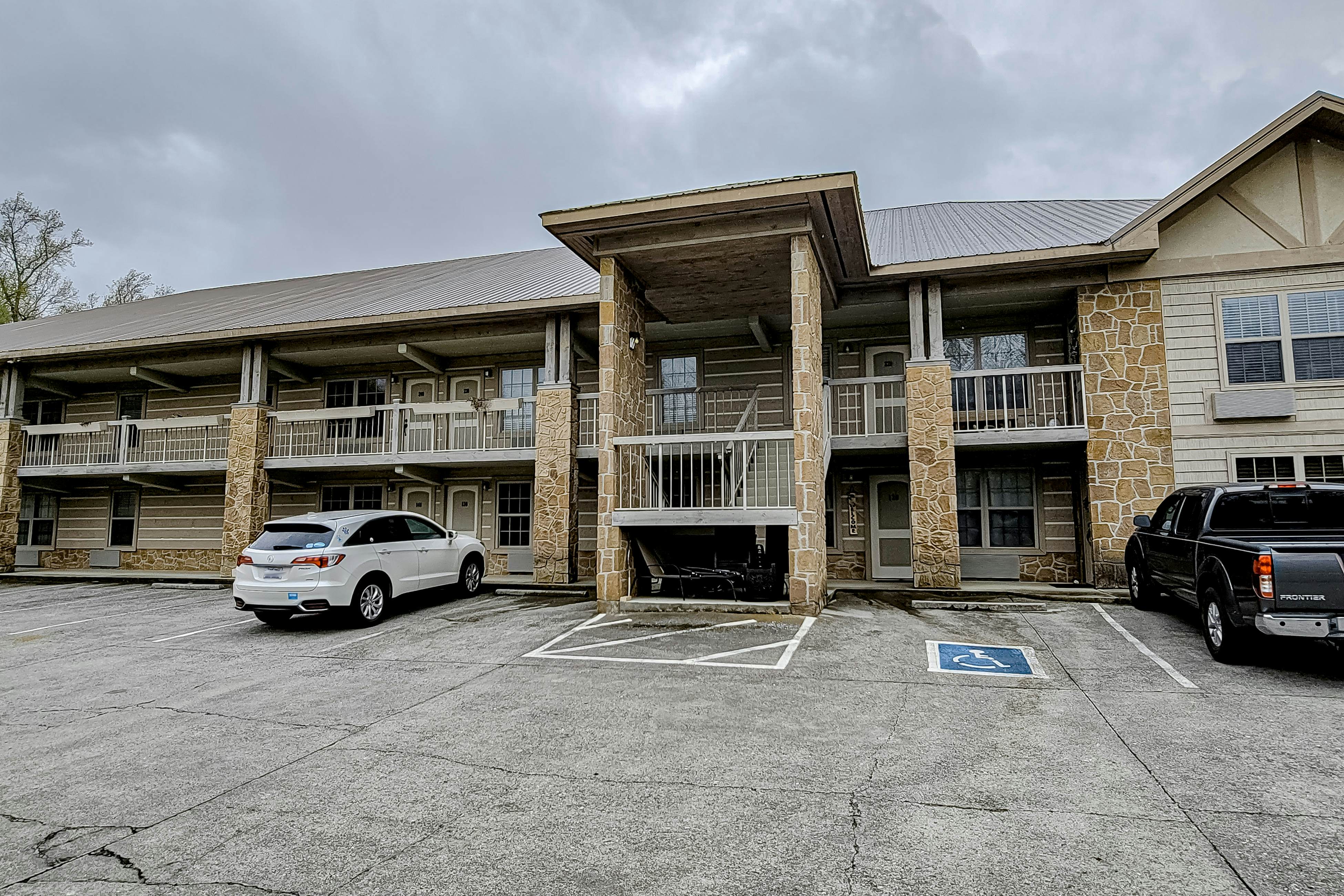 Stylish riverfront gem w/ Free Attraction TIckets & pool, near town/hiking