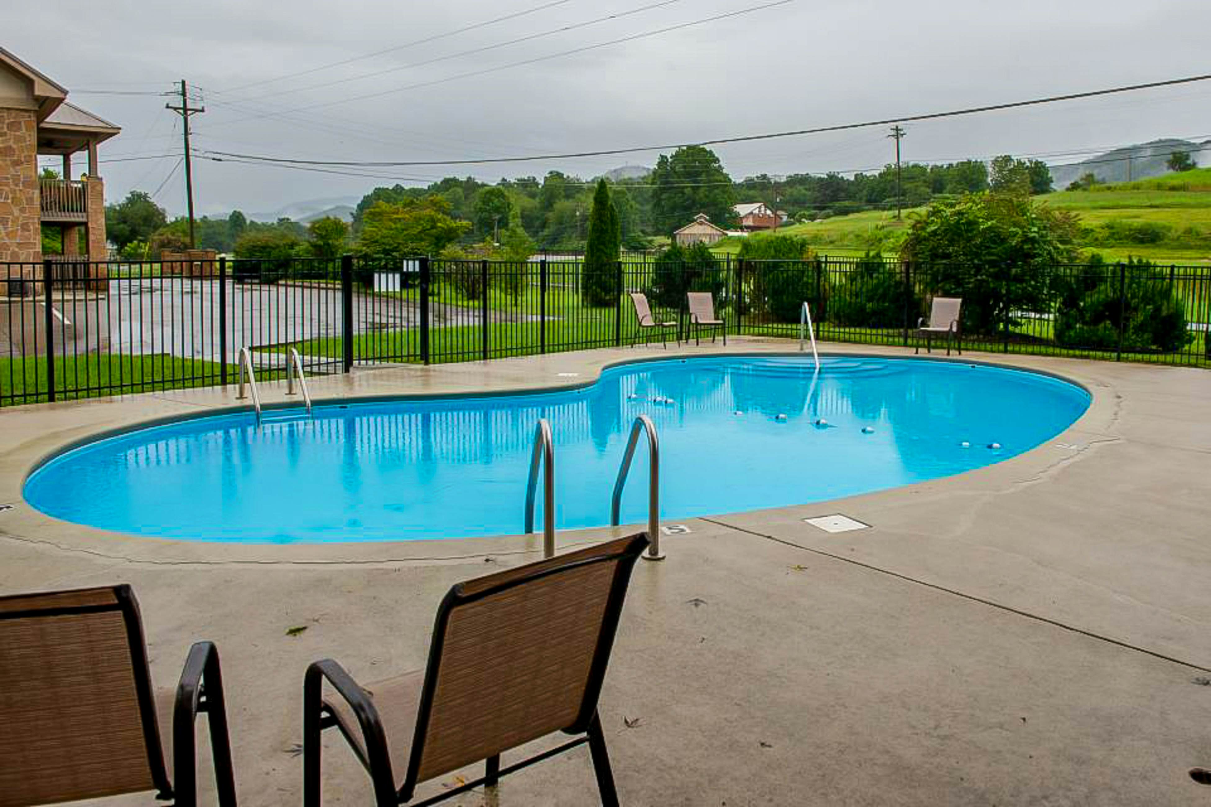 Stylish riverfront gem w/ Free Attraction TIckets & pool, near town/hiking