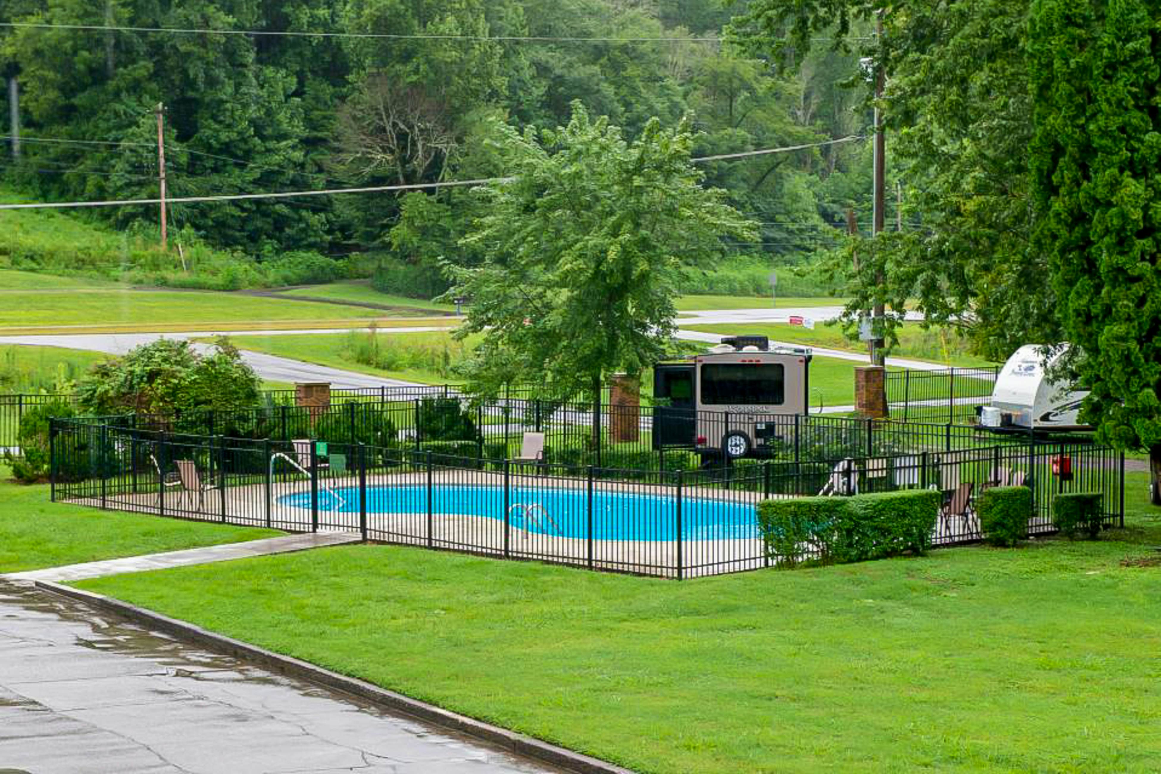 Stylish riverfront gem w/ Free Attraction TIckets & pool, near town/hiking