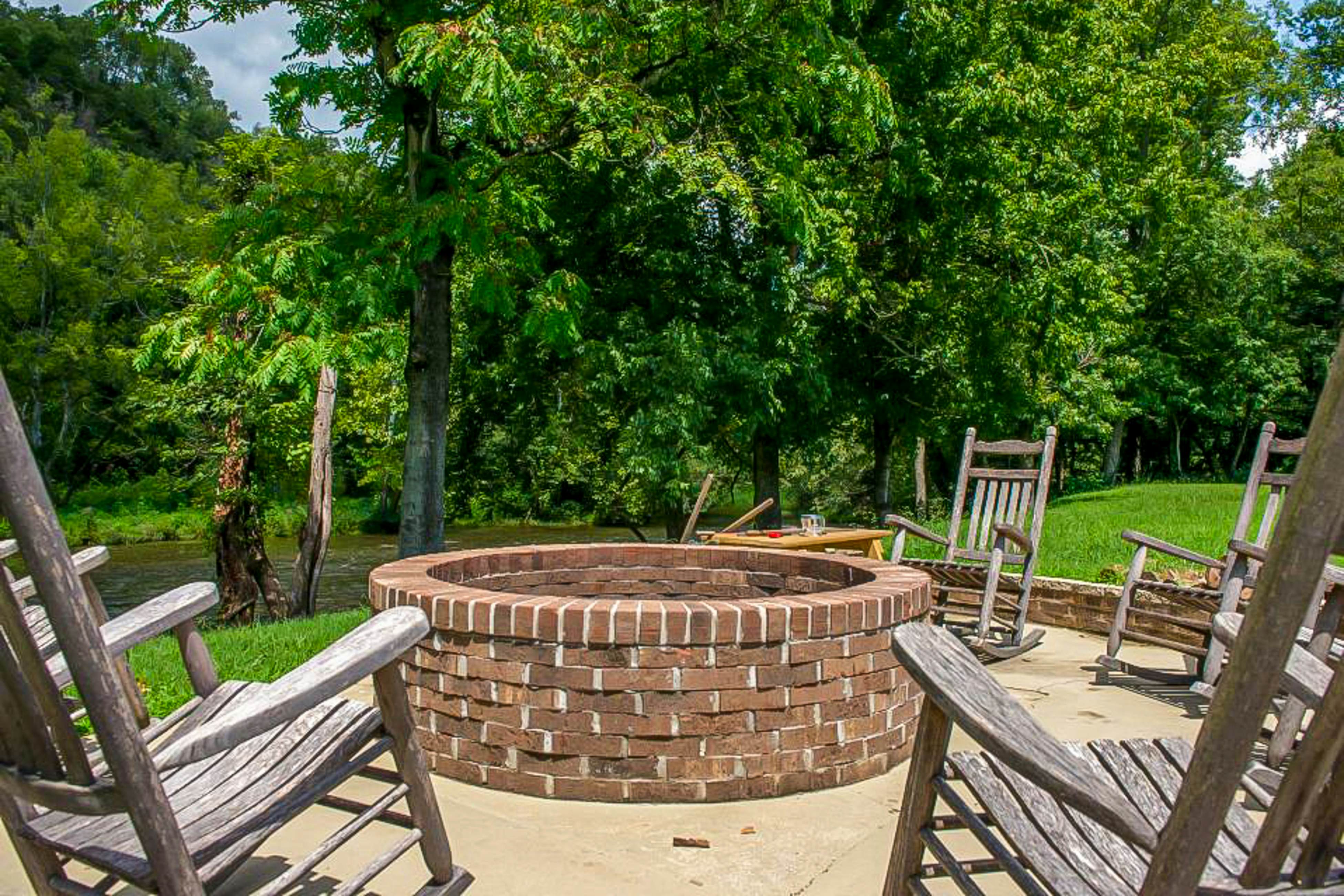 Stylish riverfront gem w/ Free Attraction TIckets & pool, near town/hiking