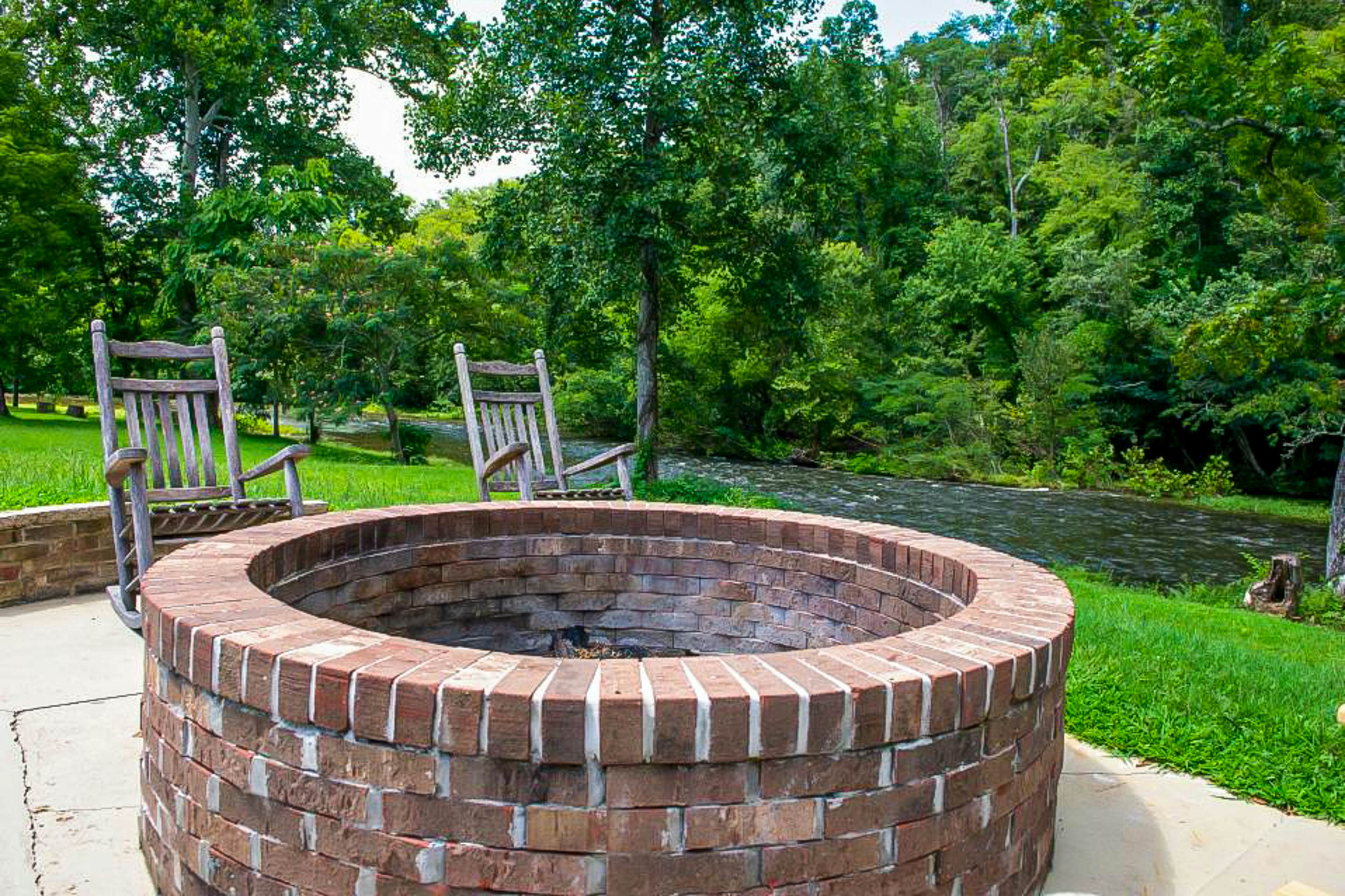 Stylish riverfront gem w/ Free Attraction TIckets & pool, near town/hiking