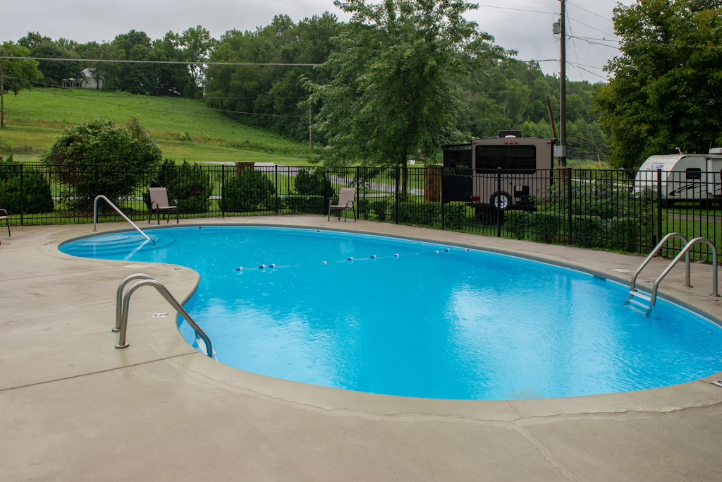 Townsend Riverfront Retreat・Pool Access・Firepit