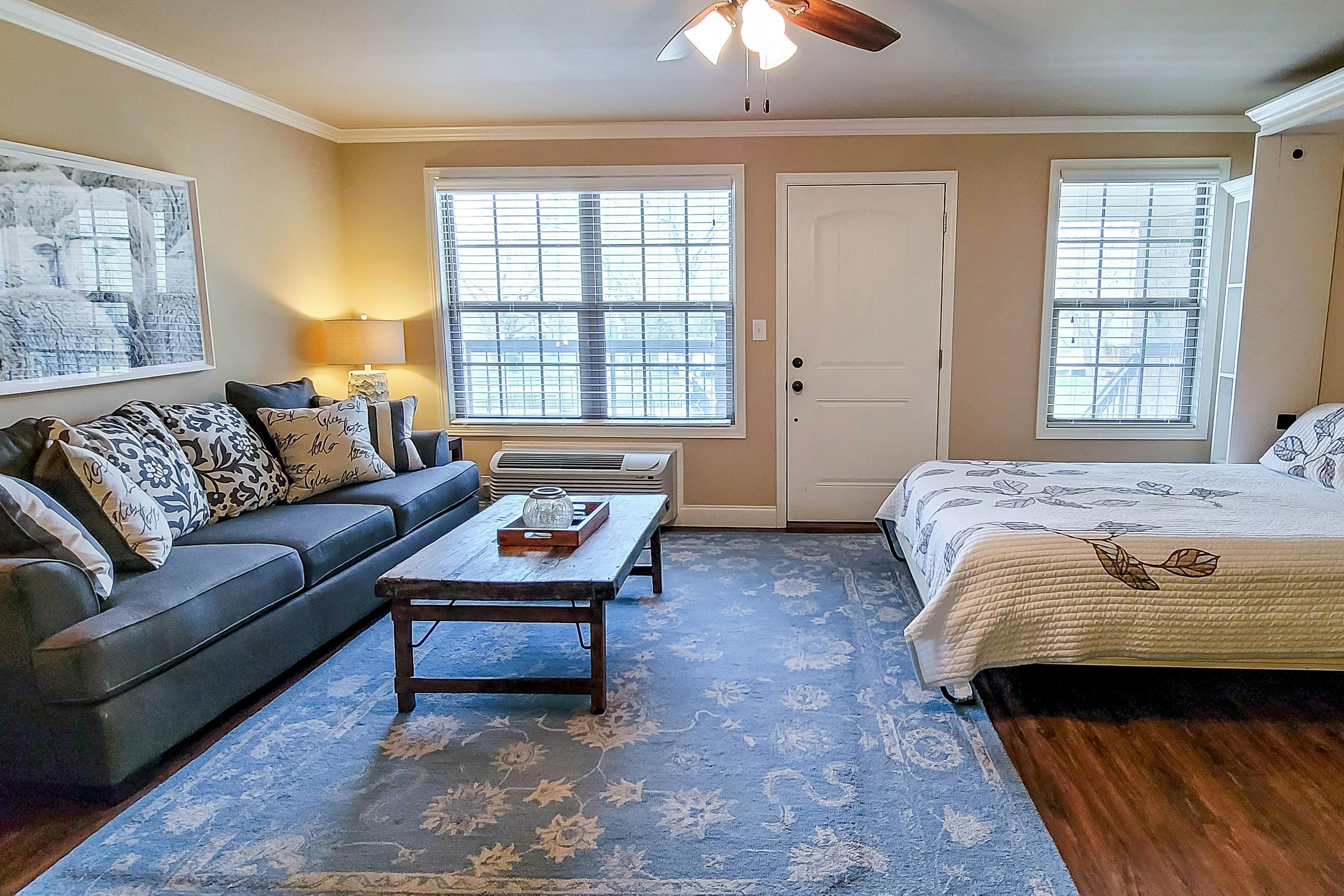 Lovely studio in riverfront community w/Free Attraction Tickets, firepit, pool