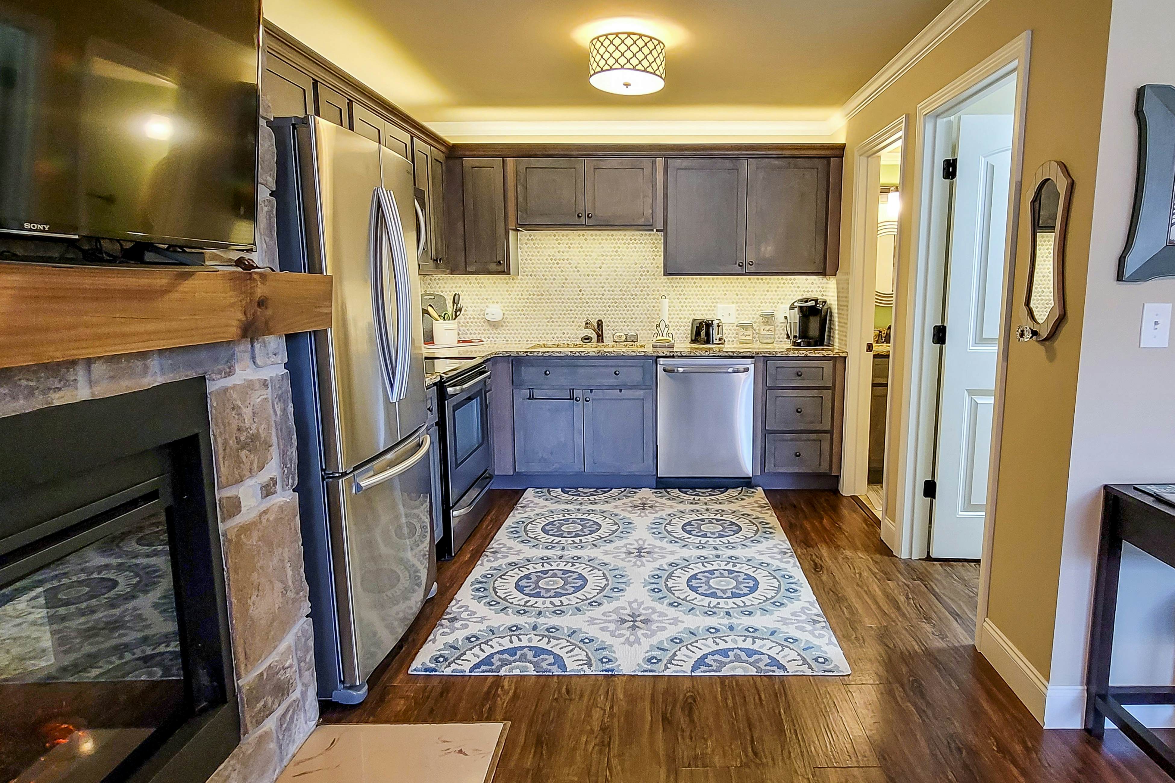 Lovely studio in riverfront community w/Free Attraction Tickets, firepit, pool