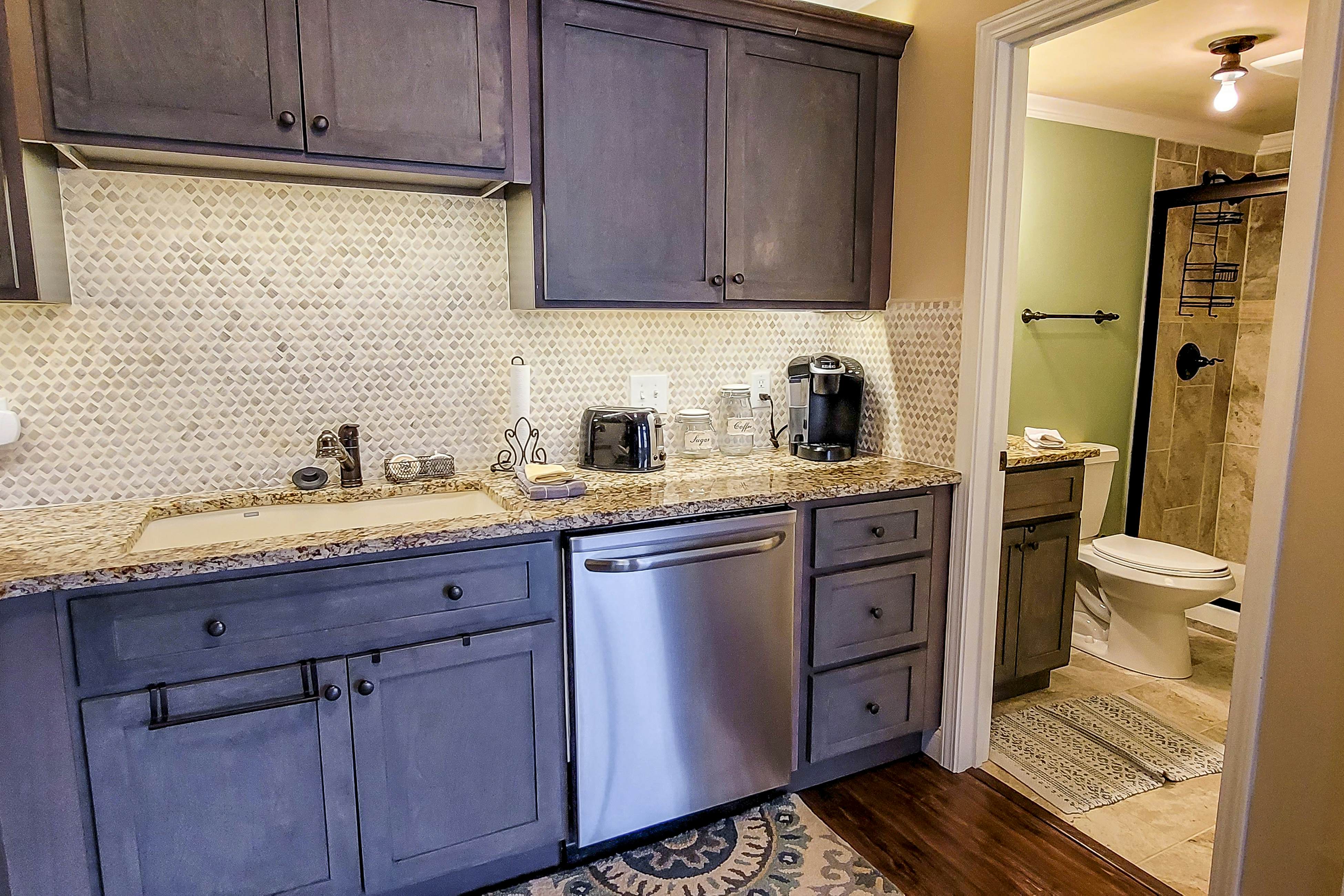 Lovely studio in riverfront community w/Free Attraction Tickets, firepit, pool