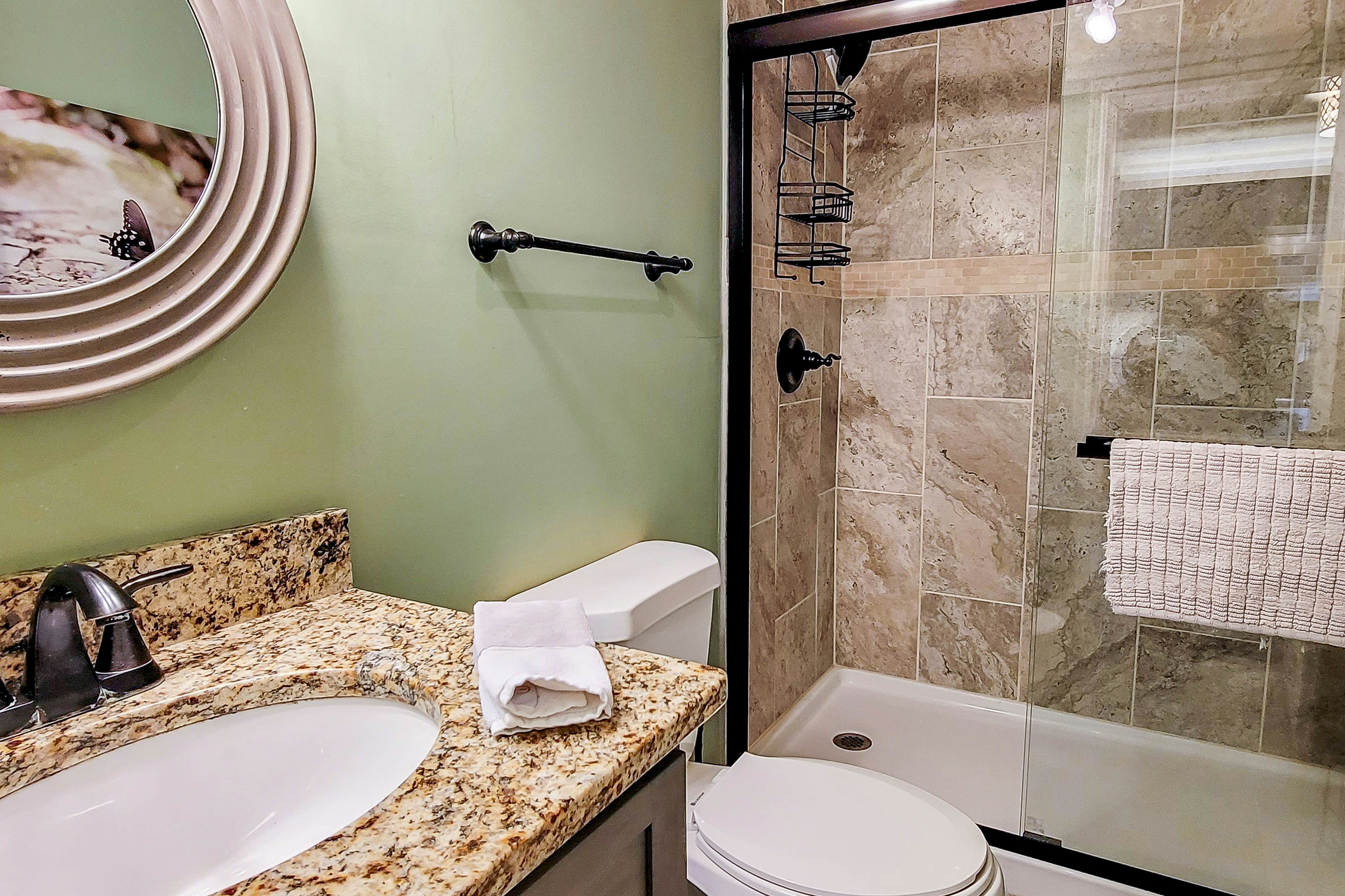 Lovely studio in riverfront community w/Free Attraction Tickets, firepit, pool