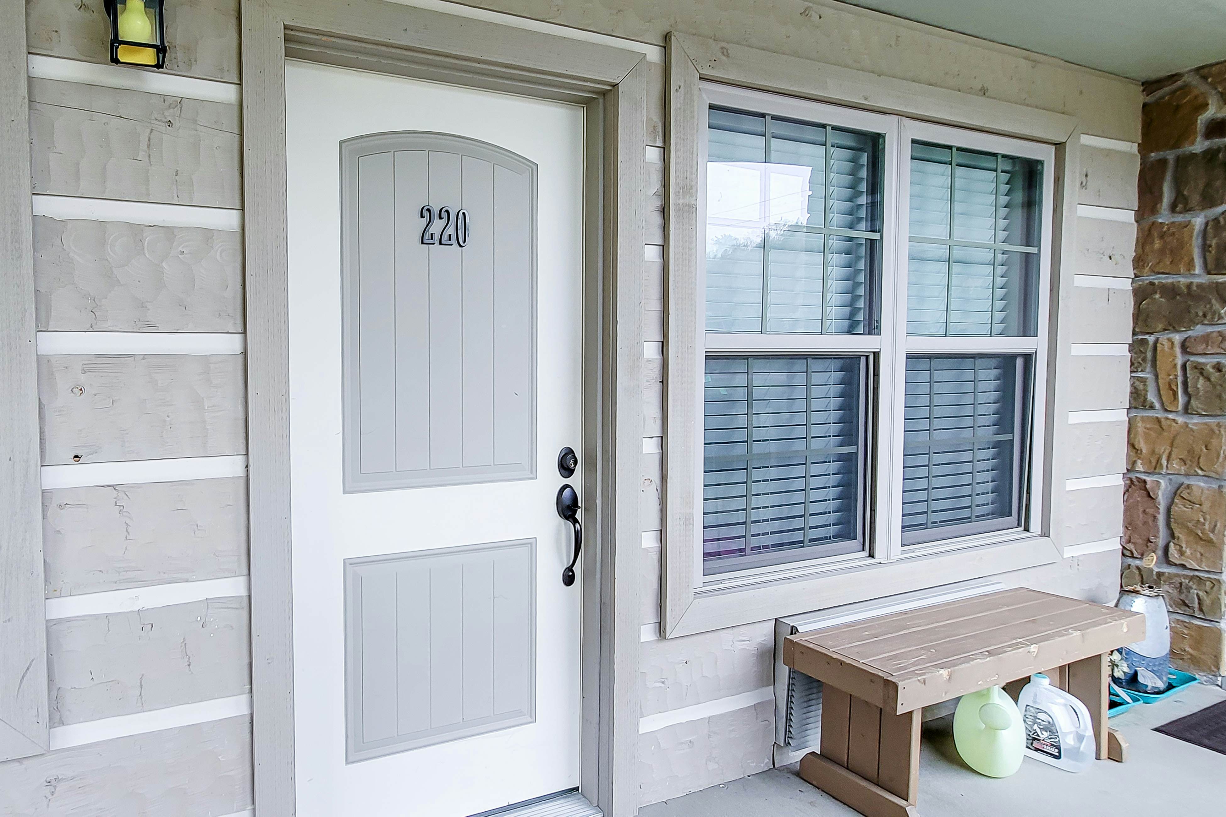 Lovely studio in riverfront community w/Free Attraction Tickets, firepit, pool