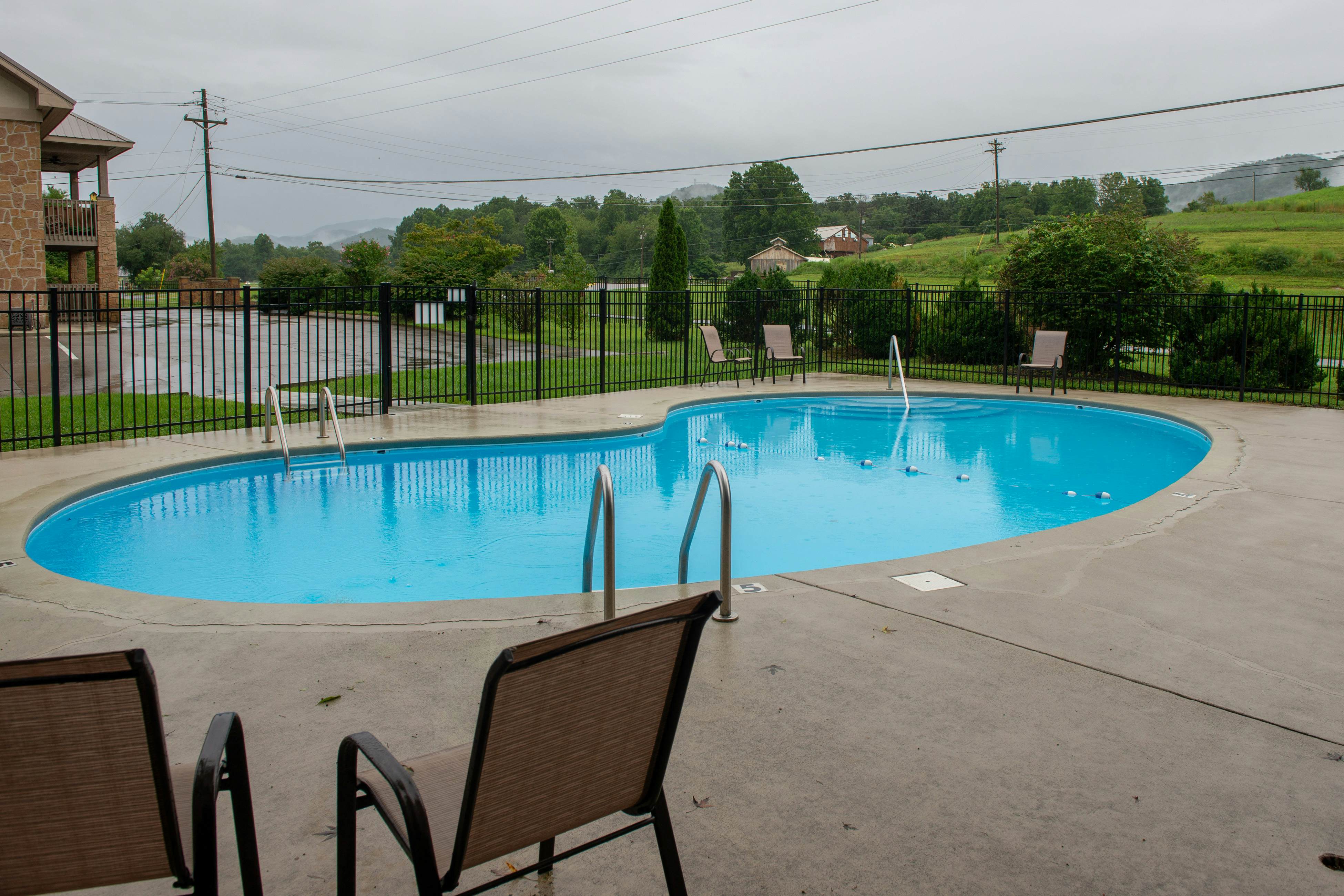 Lovely studio in riverfront community w/Free Attraction Tickets, firepit, pool