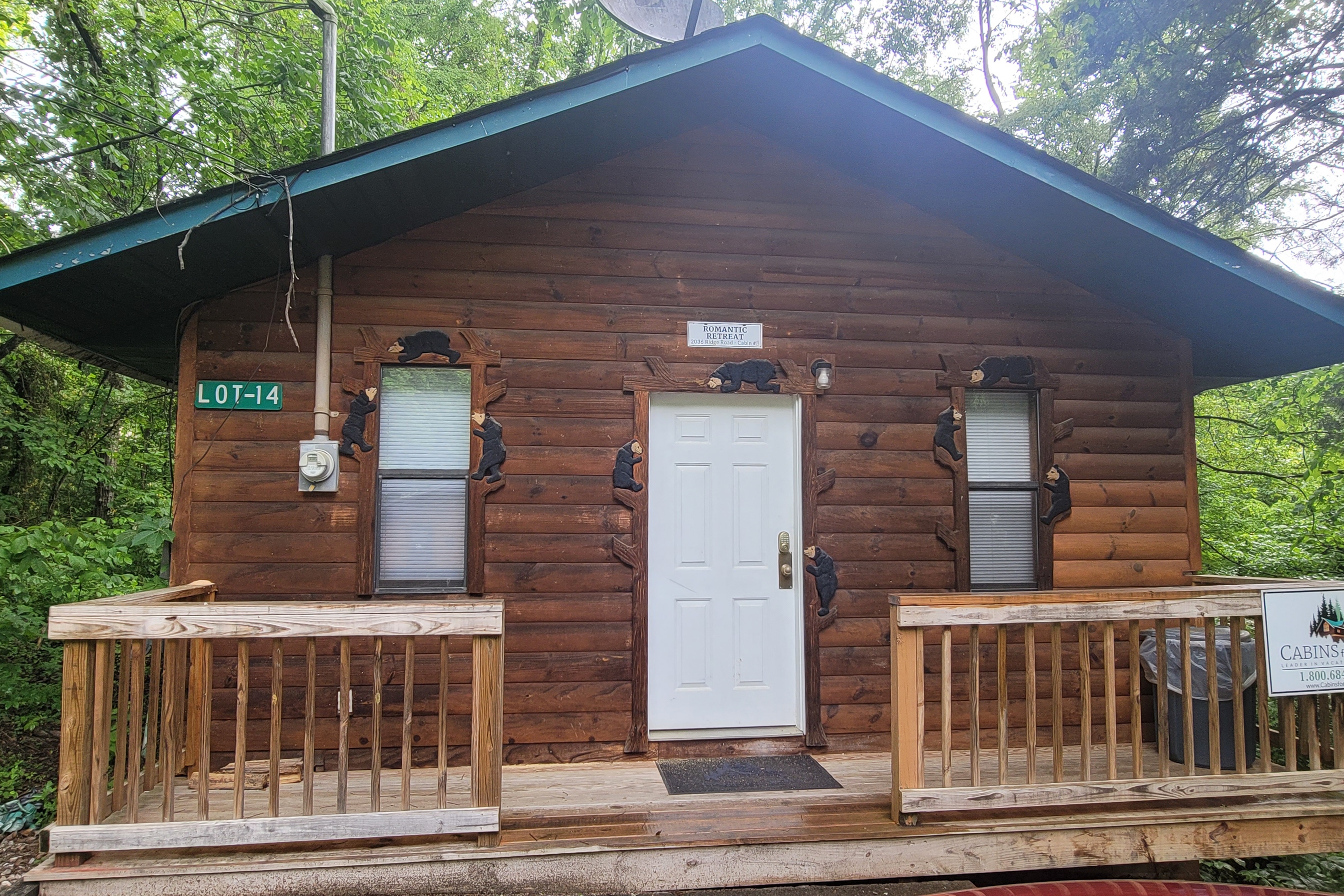 Cozy studio cabin with hot tub, fireplace, Wifi & full kitchen 