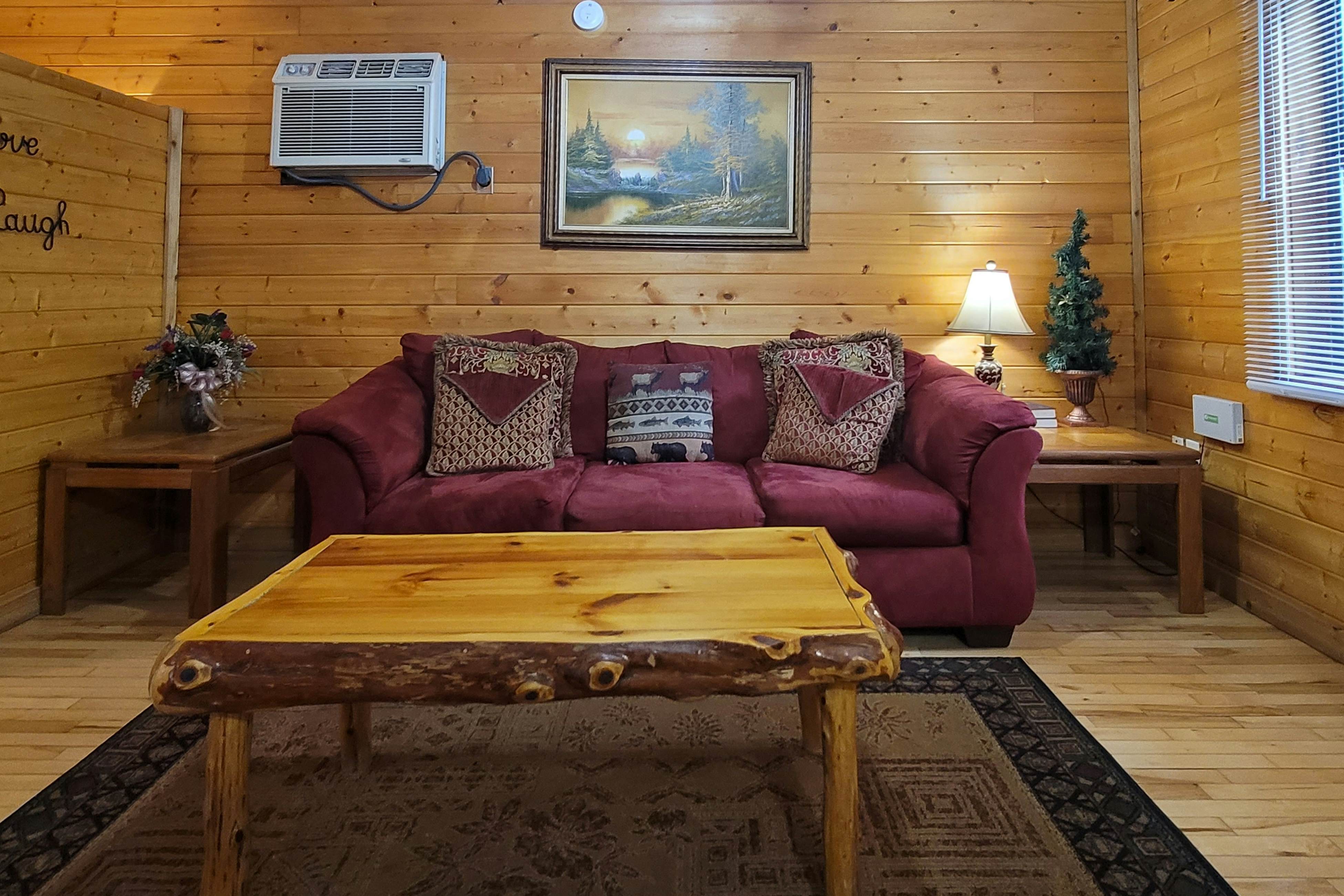 Cozy studio cabin with hot tub, fireplace, Wifi & full kitchen 