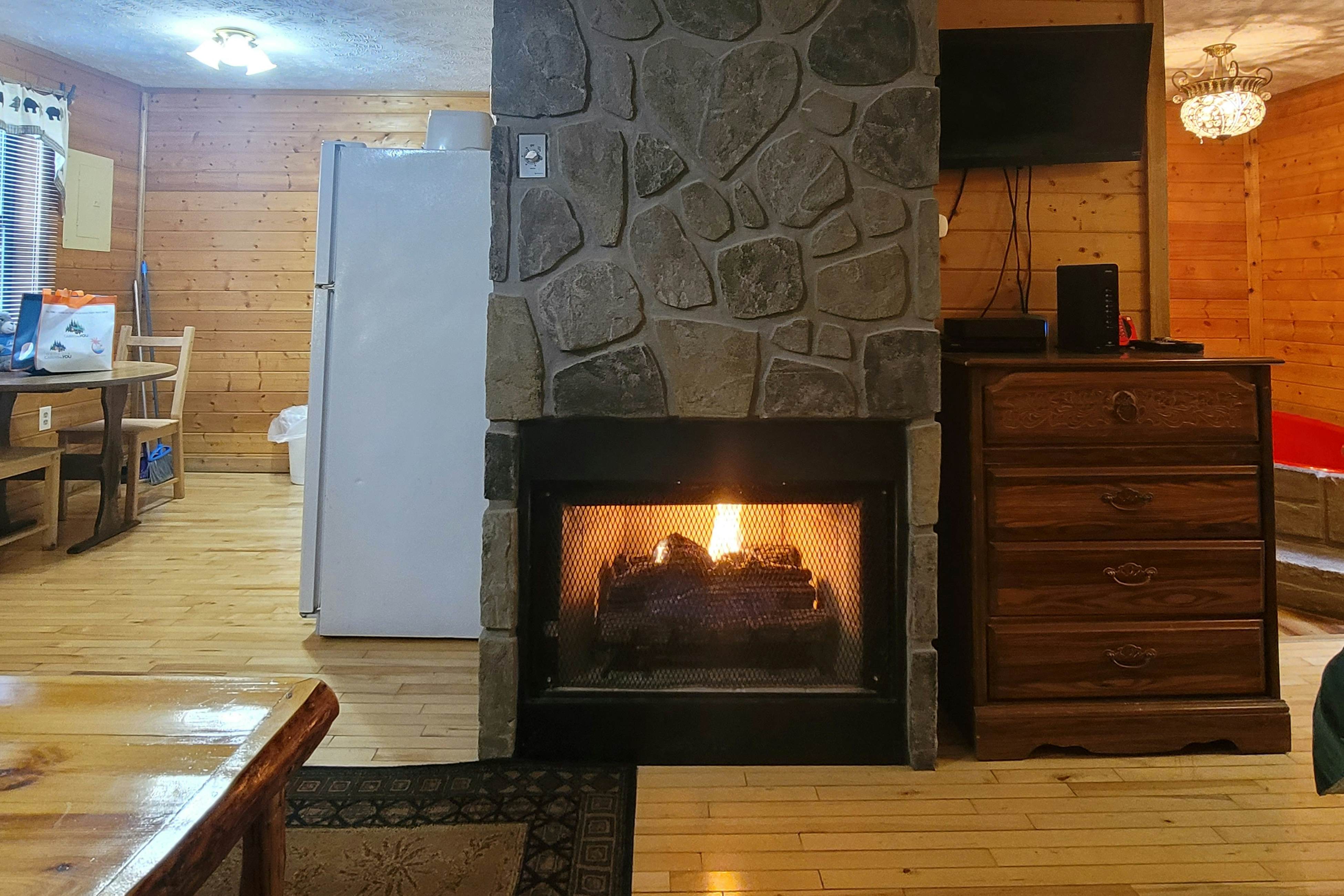 Cozy studio cabin with hot tub, fireplace, Wifi & full kitchen 