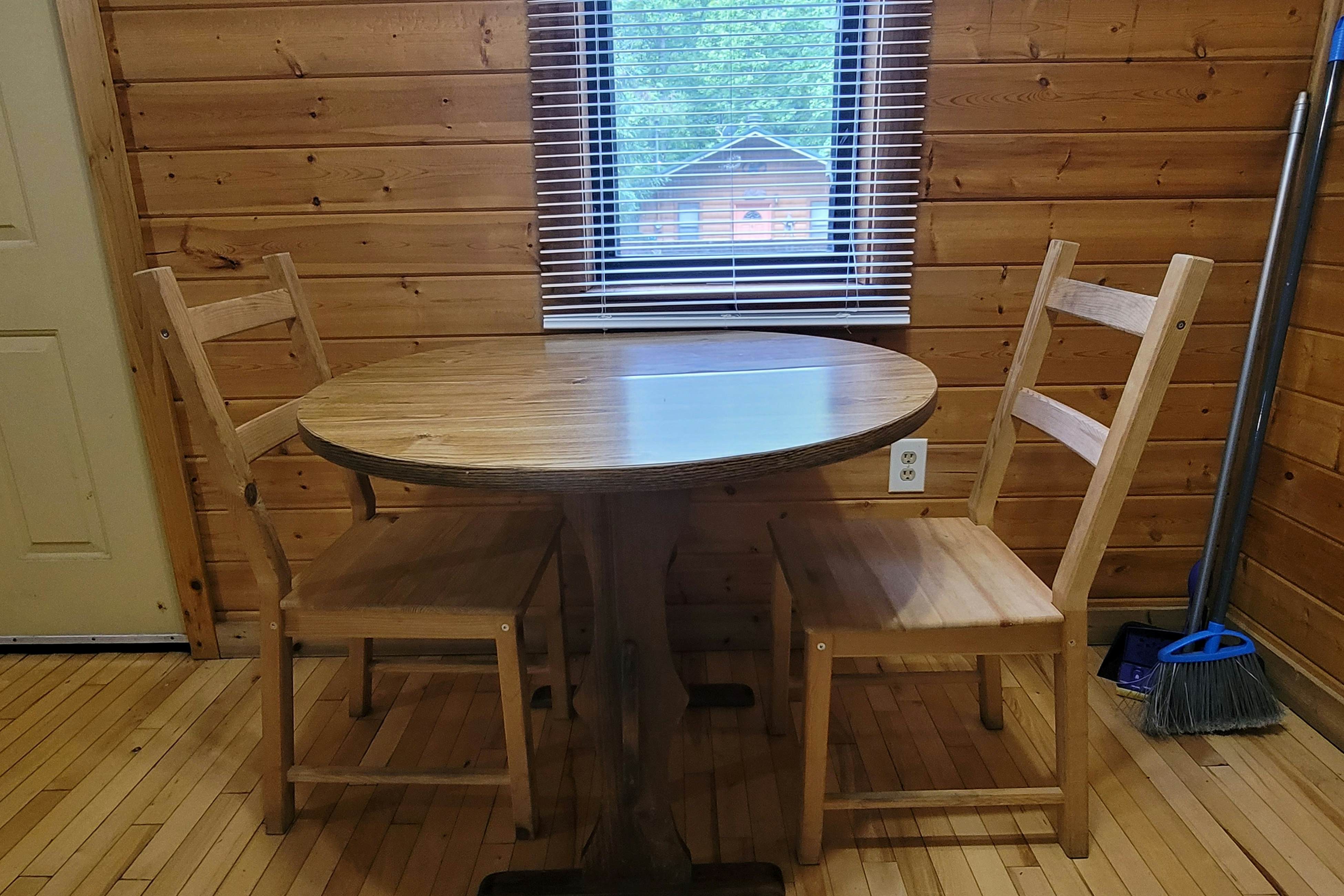 Cozy studio cabin with hot tub, fireplace, Wifi & full kitchen 