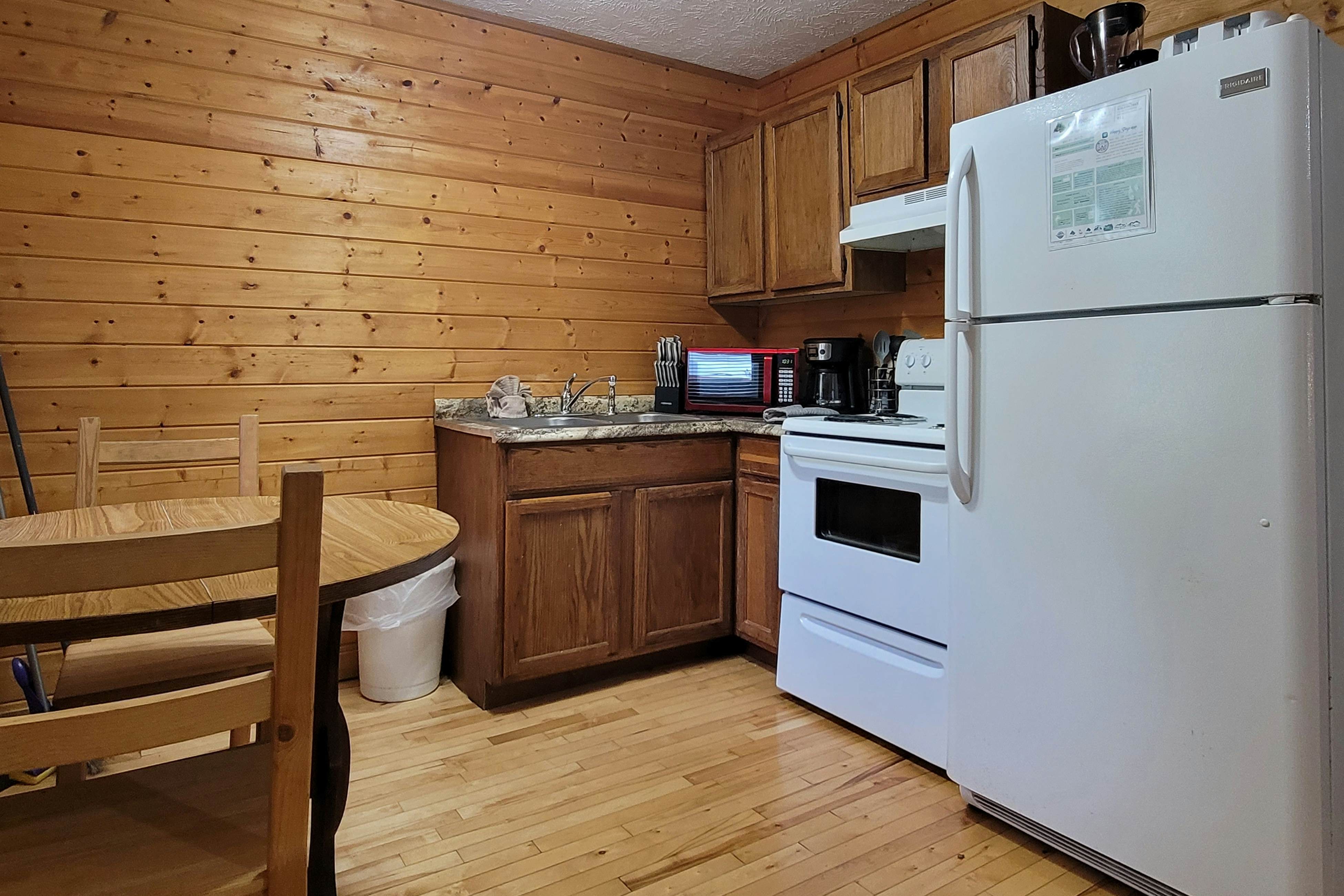 Cozy studio cabin with hot tub, fireplace, Wifi & full kitchen 