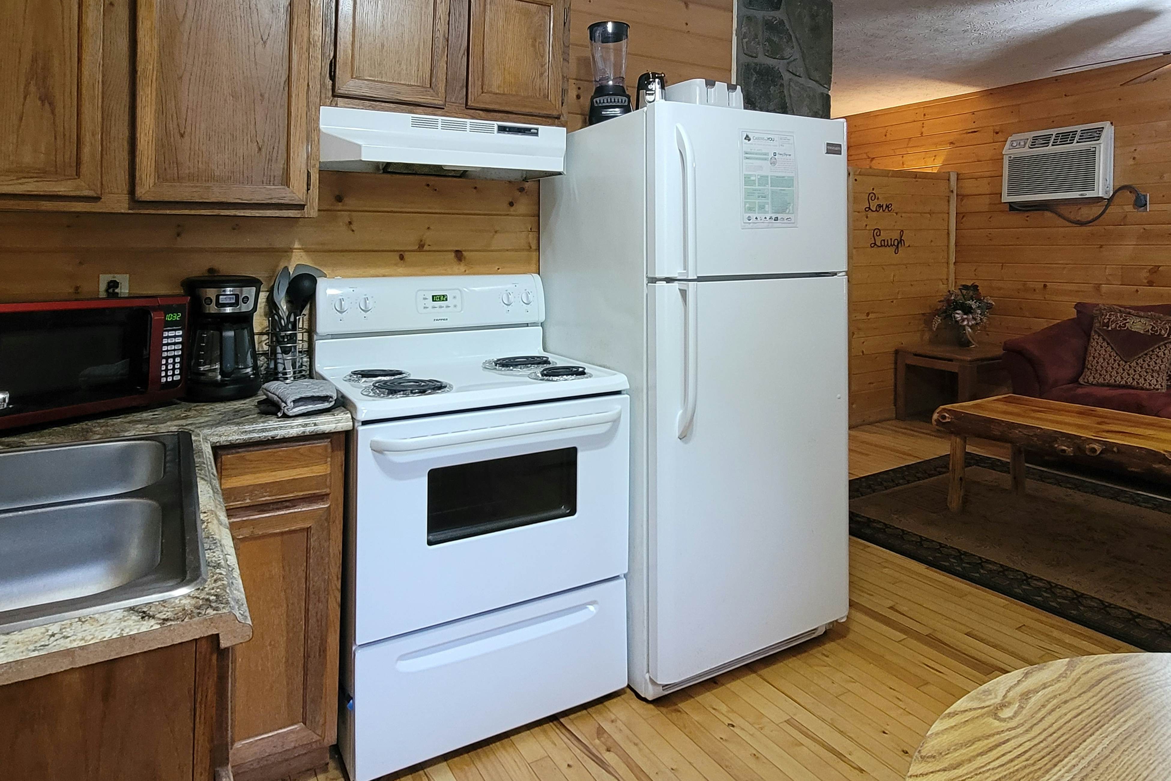 Cozy studio cabin with hot tub, fireplace, Wifi & full kitchen 