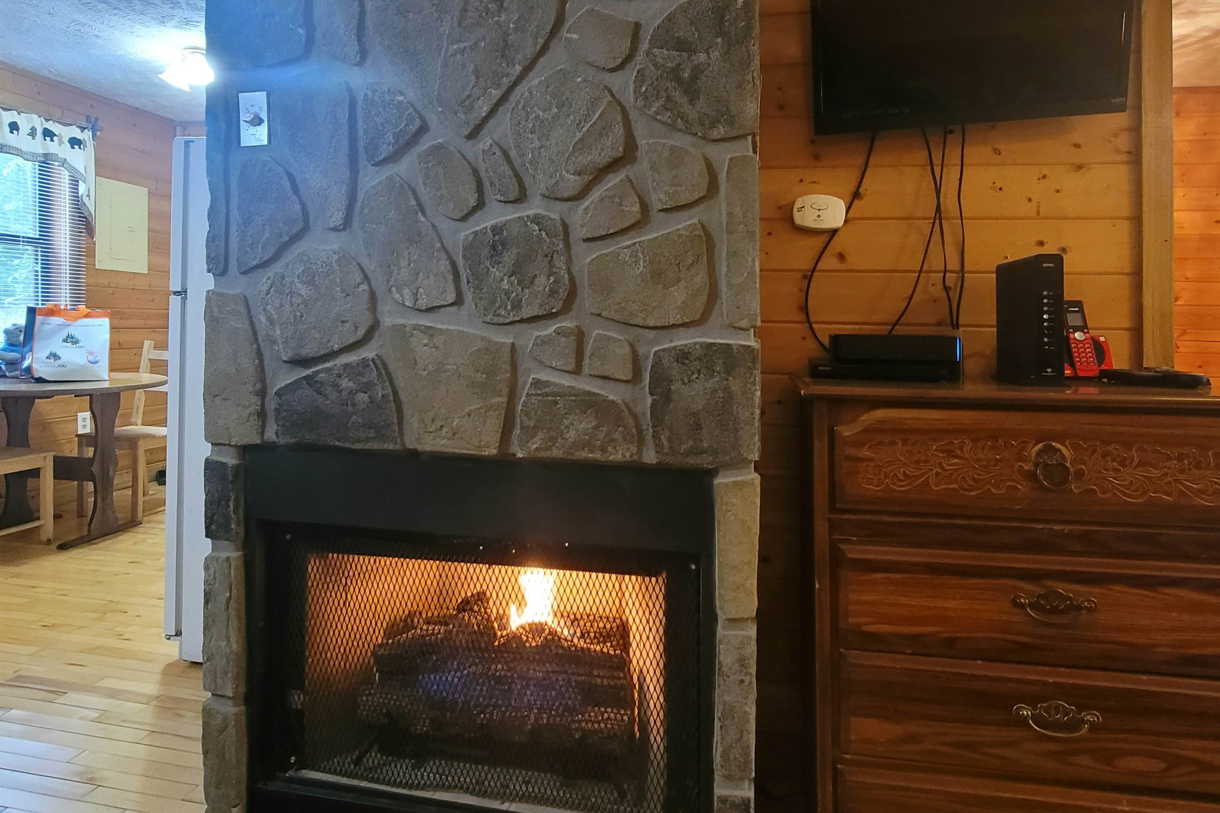 Cozy studio cabin with hot tub, fireplace, Wifi & full kitchen 