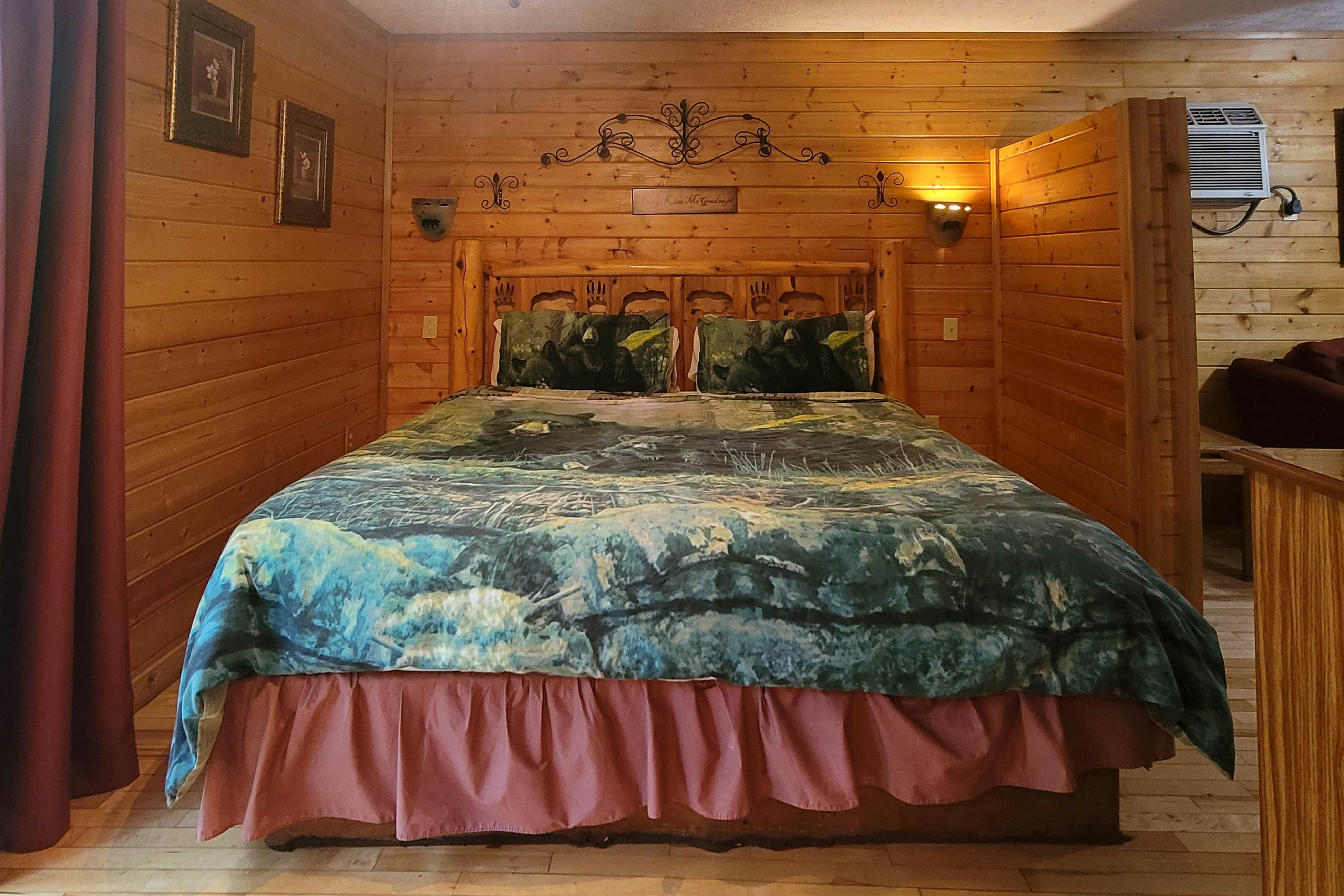 Cozy studio cabin with hot tub, fireplace, Wifi & full kitchen 