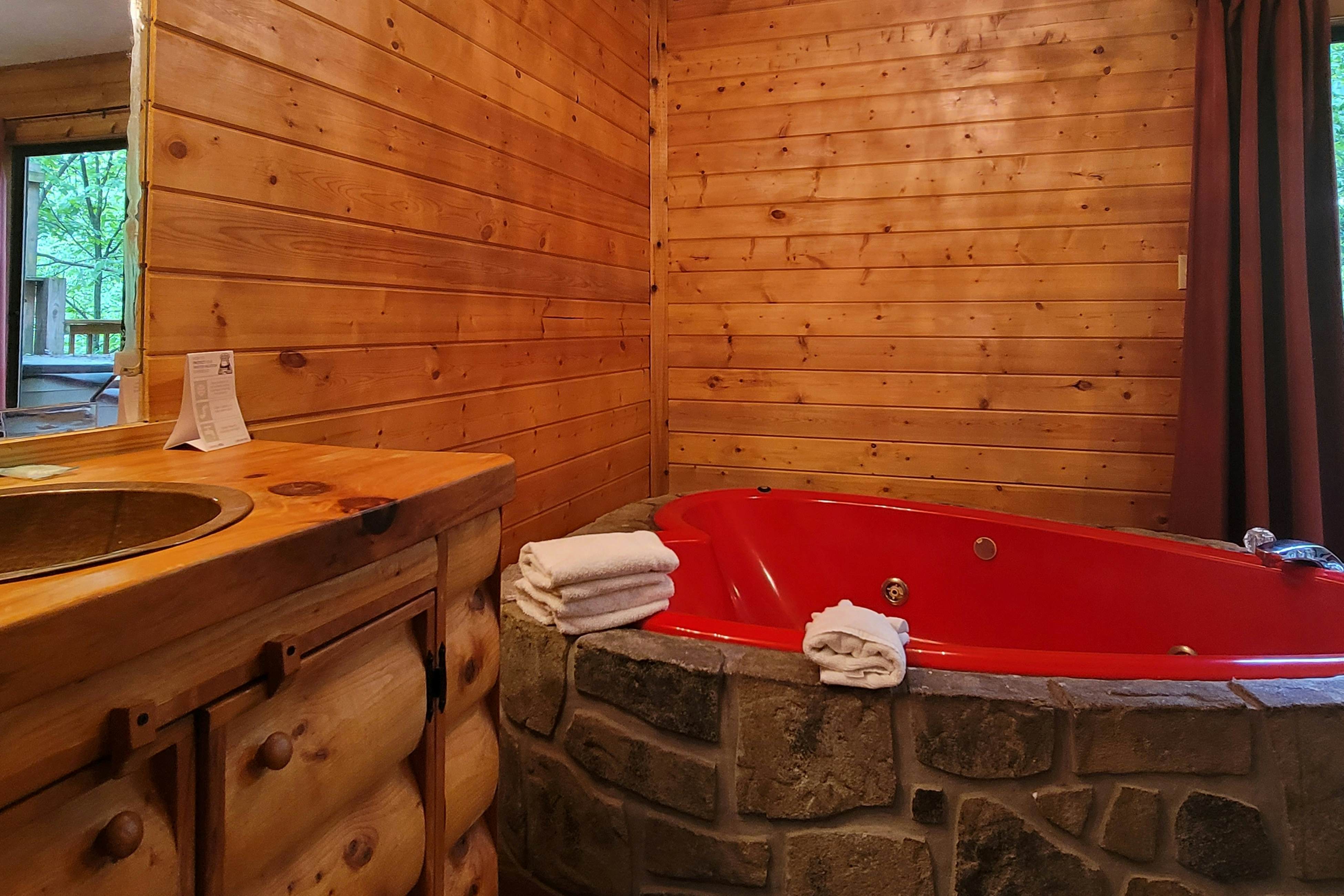Cozy studio cabin with hot tub, fireplace, Wifi & full kitchen 