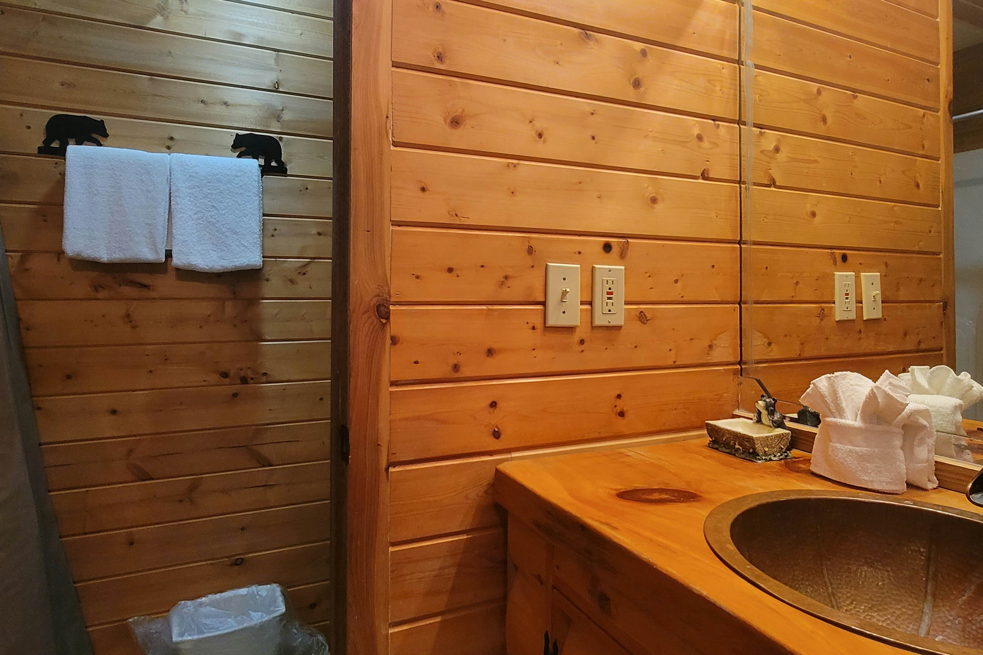 Cozy studio cabin with hot tub, fireplace, Wifi & full kitchen 