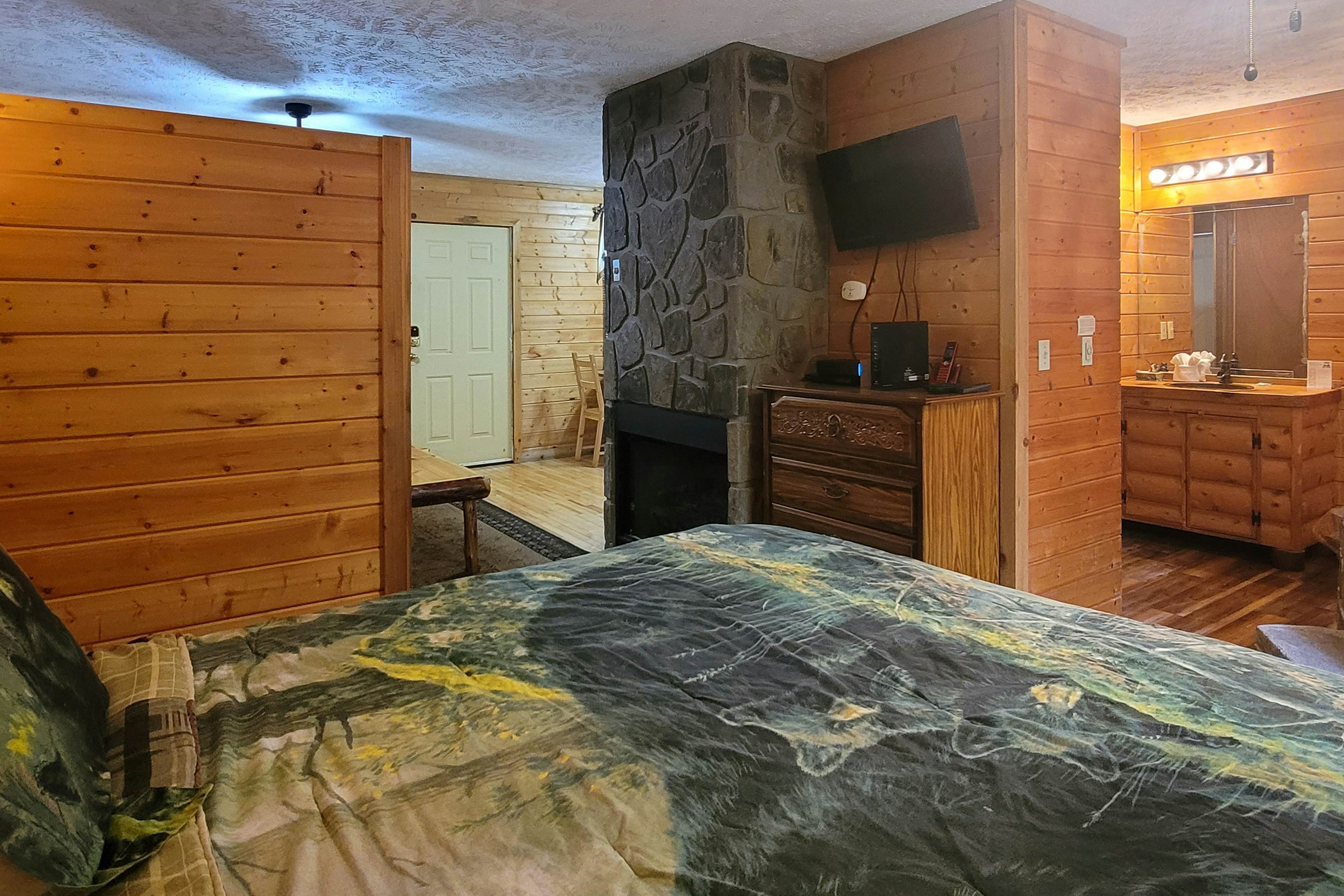 Cozy studio cabin with hot tub, fireplace, Wifi & full kitchen 