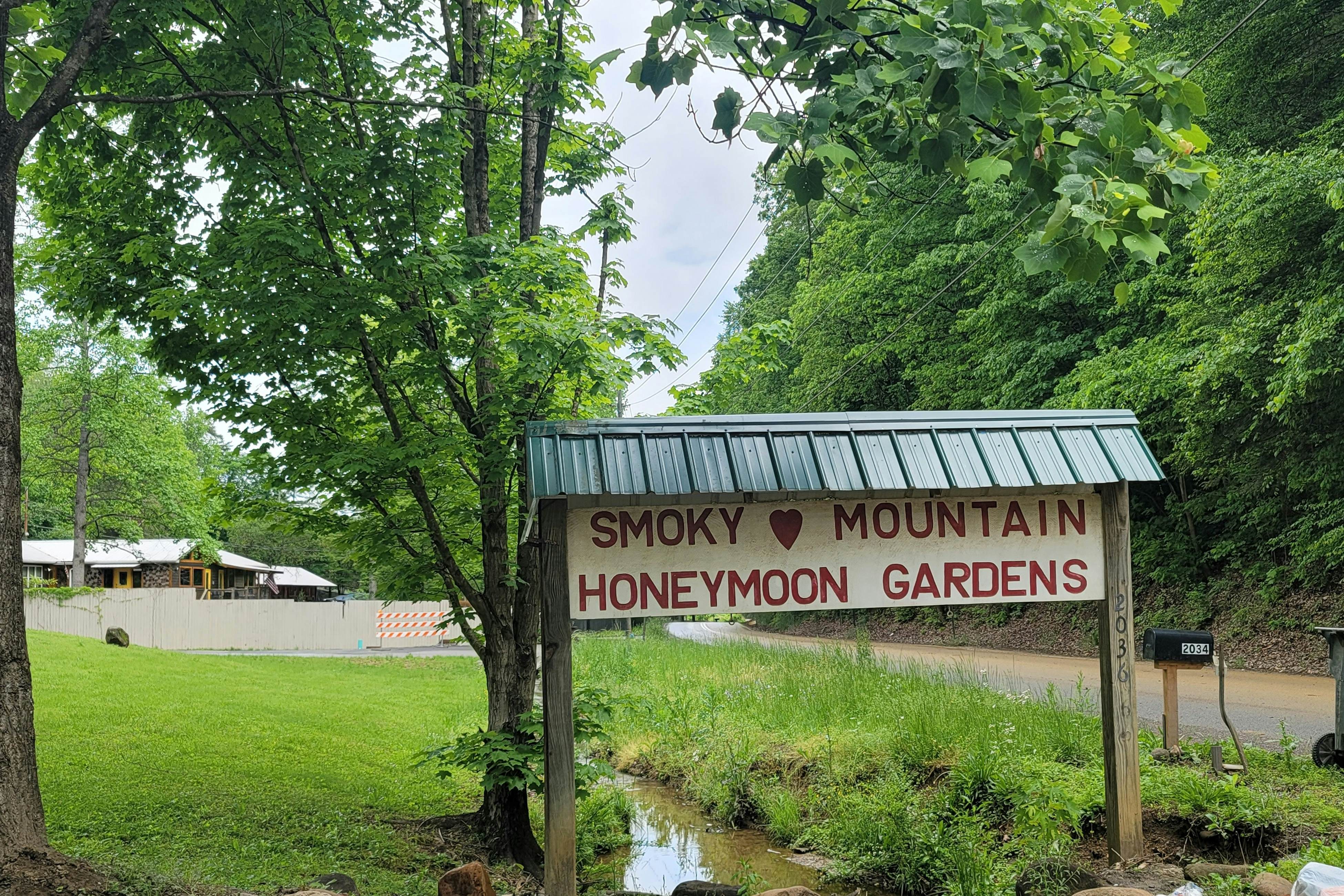 Cozy studio cabin with hot tub, fireplace, Wifi & full kitchen 