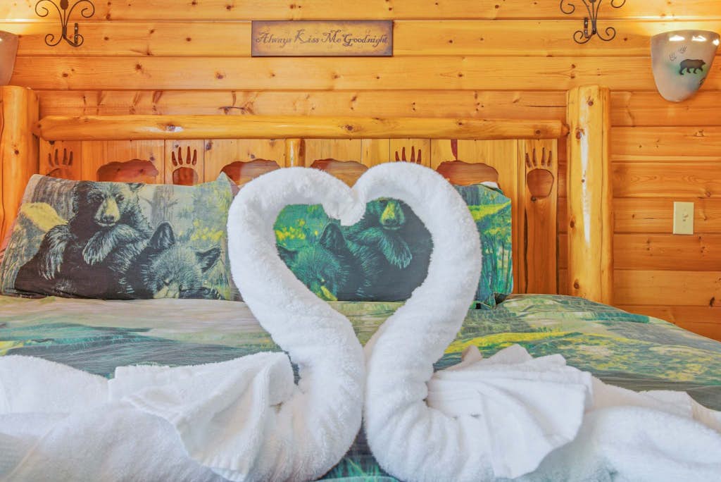 Charming Rustic Cabin, Sleeps 2・ Hot tub・Fireplace