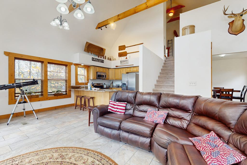 🏞️ 𝗪𝗼𝗼𝗱𝗹𝗮𝗻𝗱 𝗖𝗵𝗮𝗹𝗲𝘁
Unwind in this unique Sevierville cabin with stunning Smoky Mountain views, Sleeps 6 with 3 bedrooms, loft-style primary suite, hot tub, game room with pool table, fireplace, chef’s kitchen, smart TV, and fast WiFi. Peaceful, smoke-free, pet-free retreat near Pigeon Forge, Gatlinburg, and top Smoky Mountain attractions. Perfect for families and mountain getaways.
