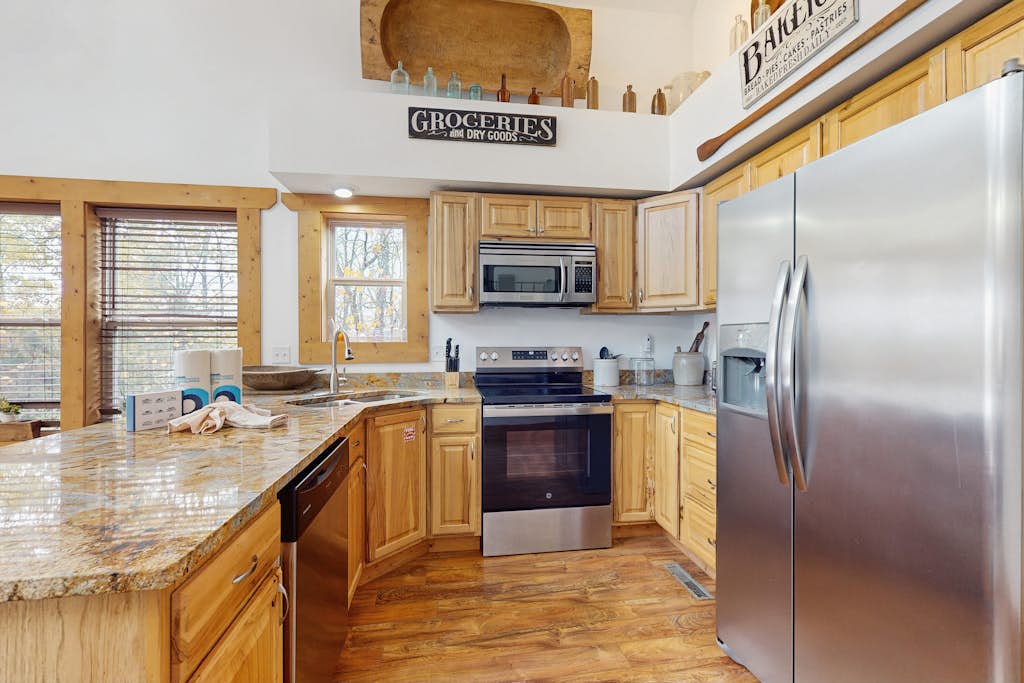 🏞️ 𝗪𝗼𝗼𝗱𝗹𝗮𝗻𝗱 𝗖𝗵𝗮𝗹𝗲𝘁
Unwind in this unique Sevierville cabin with stunning Smoky Mountain views, Sleeps 6 with 3 bedrooms, loft-style primary suite, hot tub, game room with pool table, fireplace, chef’s kitchen, smart TV, and fast WiFi. Peaceful, smoke-free, pet-free retreat near Pigeon Forge, Gatlinburg, and top Smoky Mountain attractions. Perfect for families and mountain getaways.